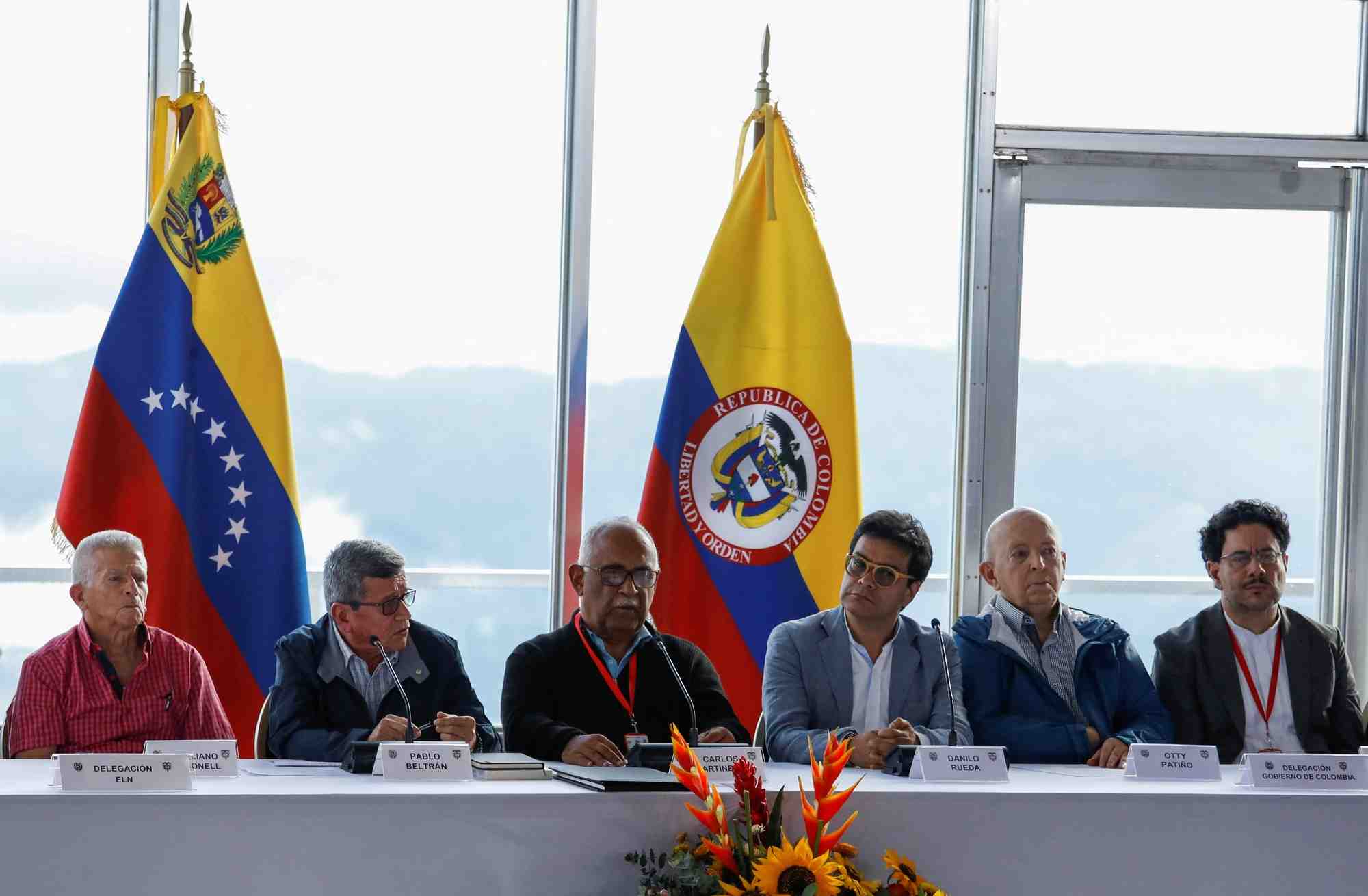 Des membres de l'eln avec des responsables colombiens et venezueliens lors d'une conference de presse a caracas