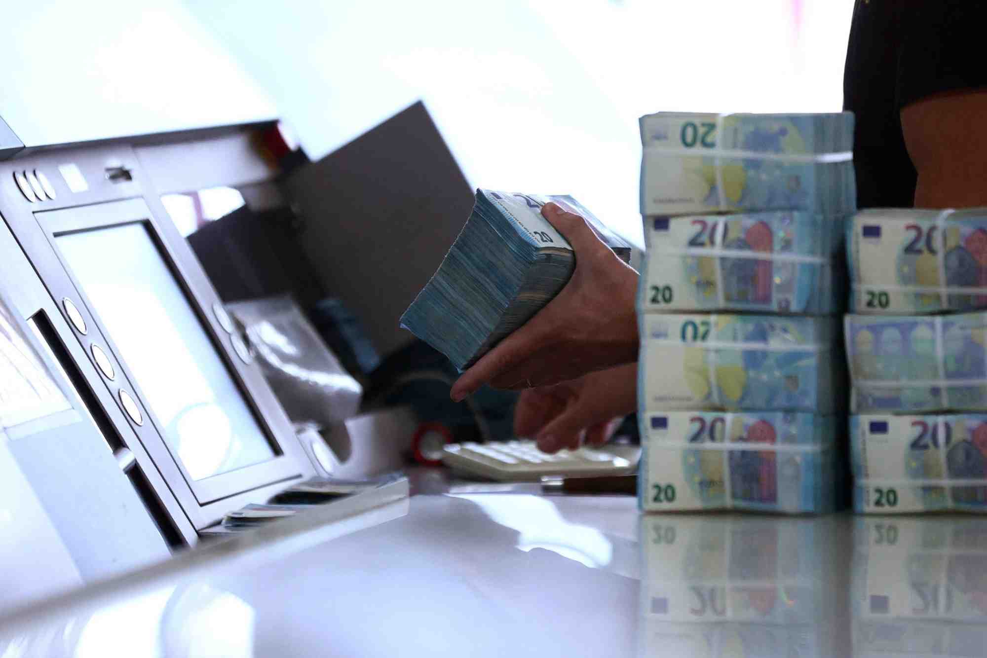 Un paquet de billets de 20 euros, dans un complexe de la banque du portugal