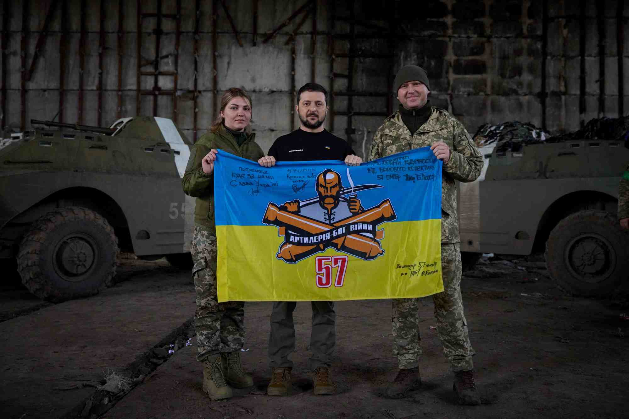 Le president ukrainien volodimir zelensky pose avec des membres des forces armees ukrainiennes