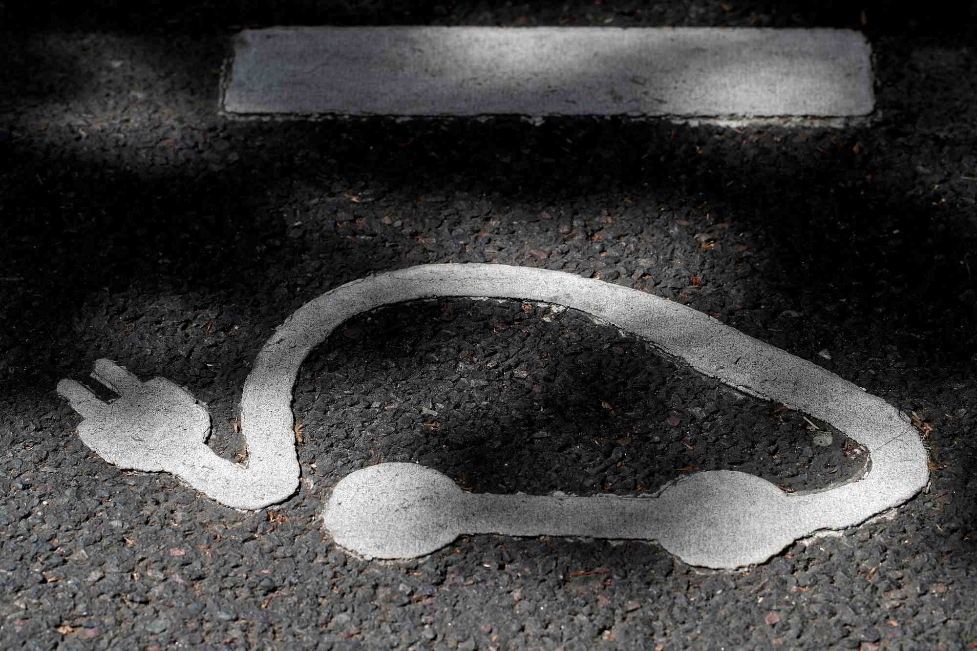 Le logo d'autolib' a une station de recharge a paris