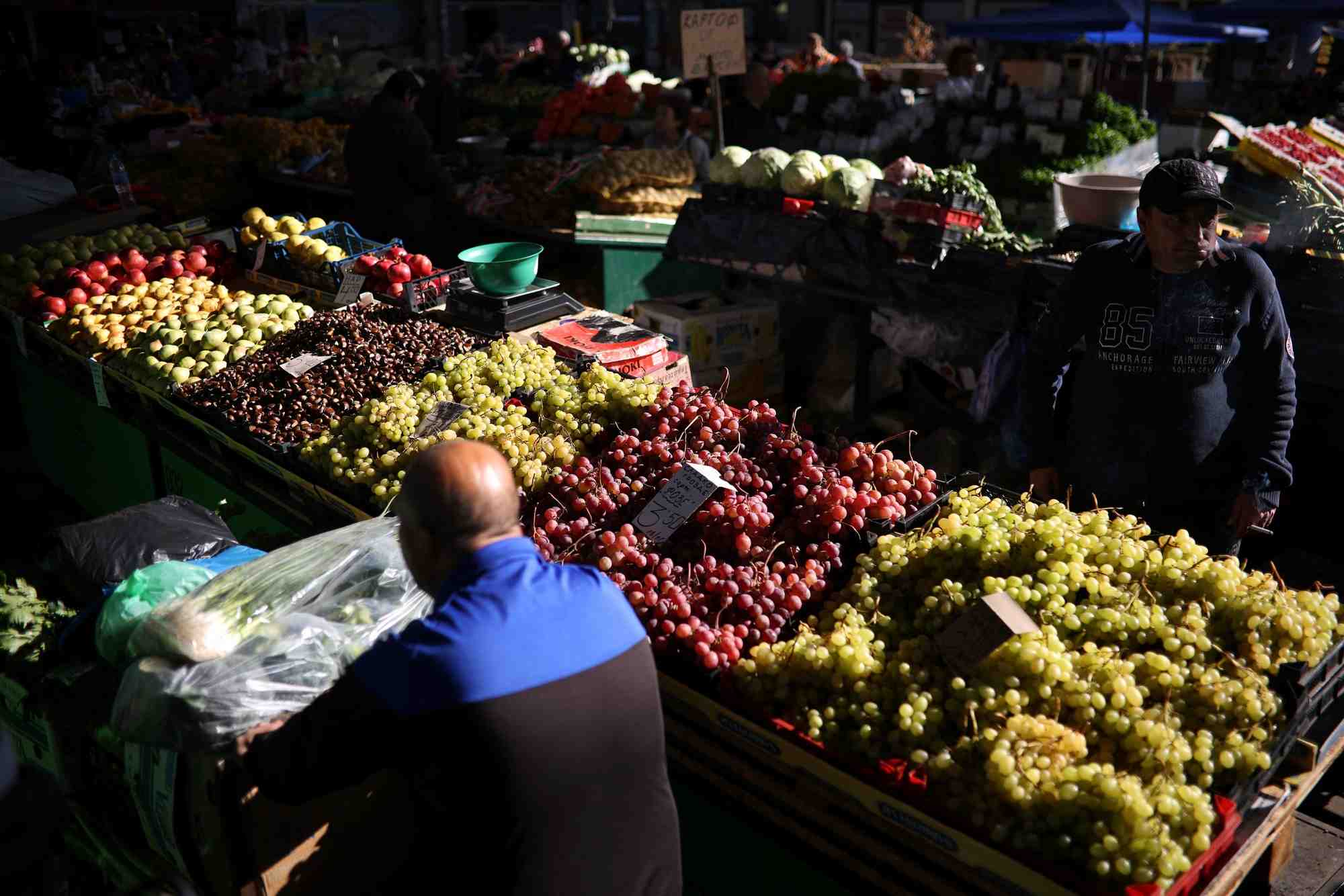 Le vendeur georgi simeonov attend des clients au marche de krasno selo, sofia