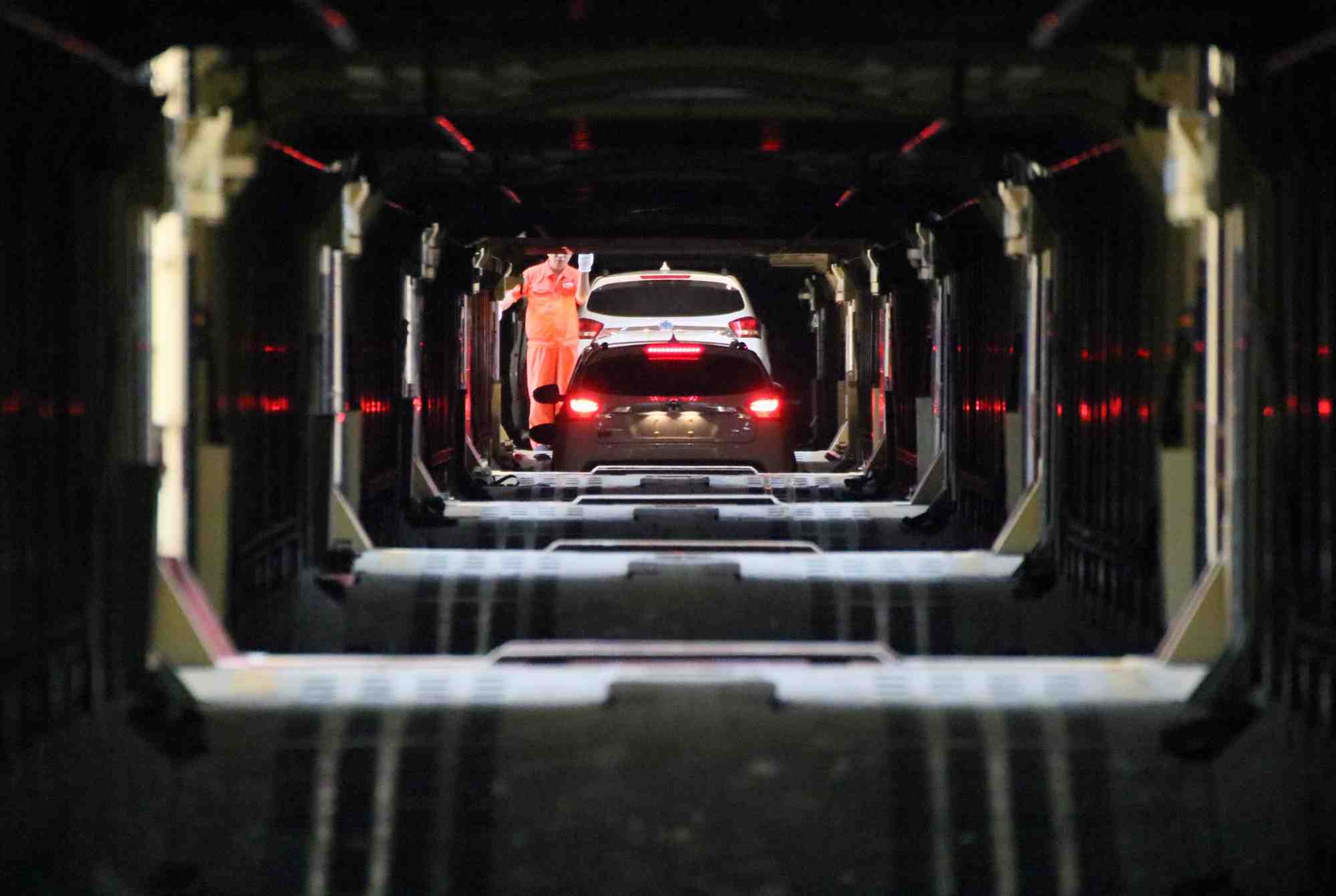 Des vehicules electriques en chine dans des wagons pour etre transportes