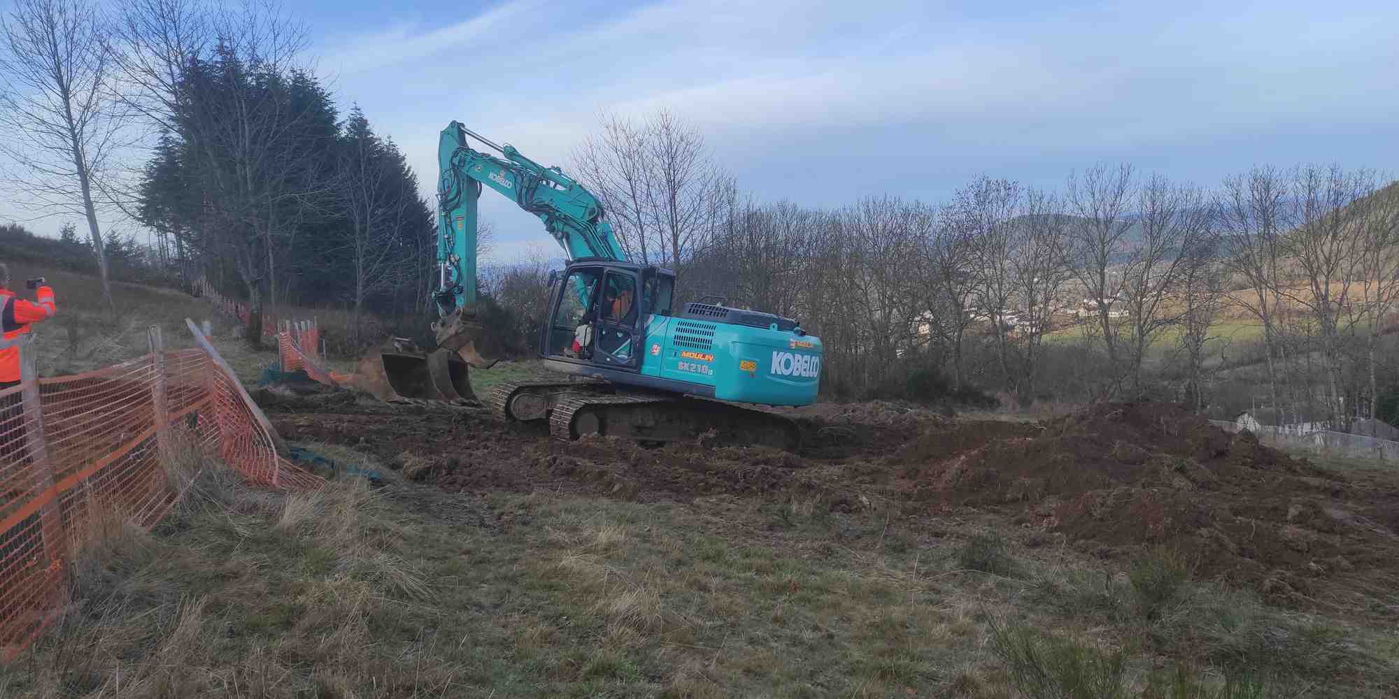 Les travaux préparatoires, en vue de la construction de cette déviation en deux fois deux voies, ont commencé en 2021 en Haute-Loire.