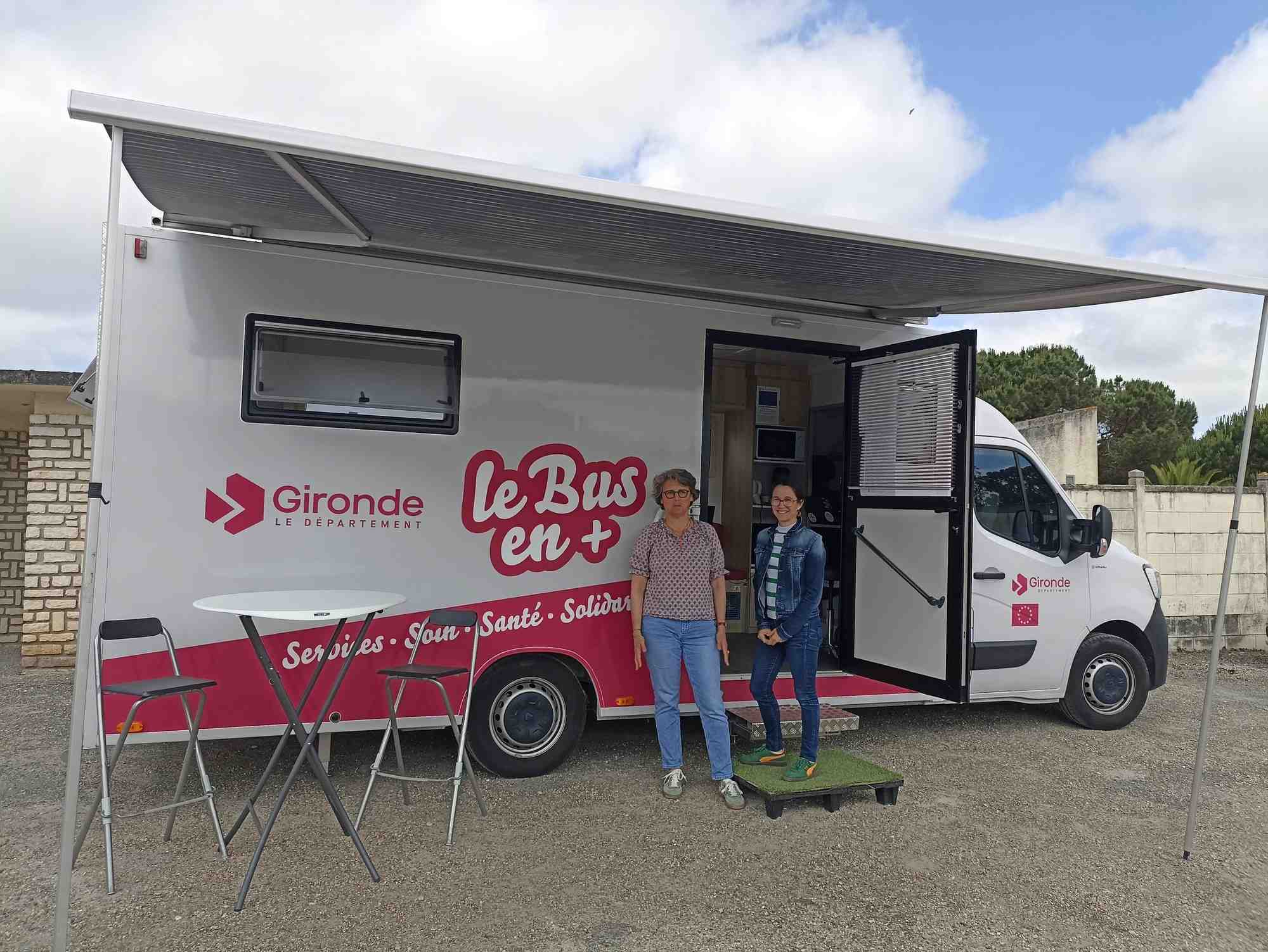 Dans le Médoc, Anne-Charlotte Marcotte, médecin et responsable santé au pôle territorial de solidarité du Médoc, et Delphine Oliero, infirmière puéricultrice.