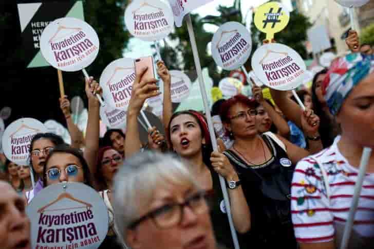 Des femmes manifestent a istanbul