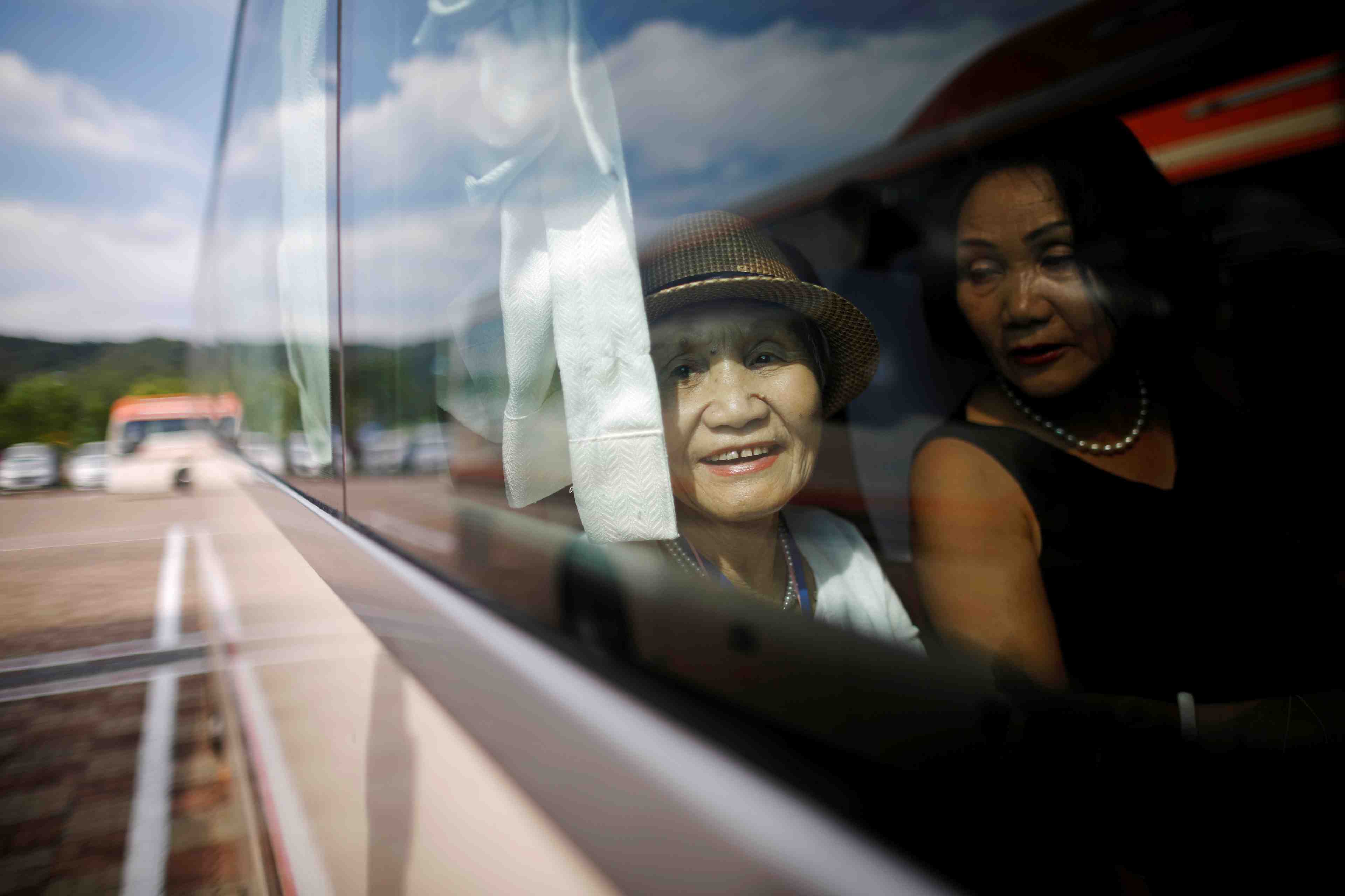 Breves reunions de familles separees par la guerre de coree