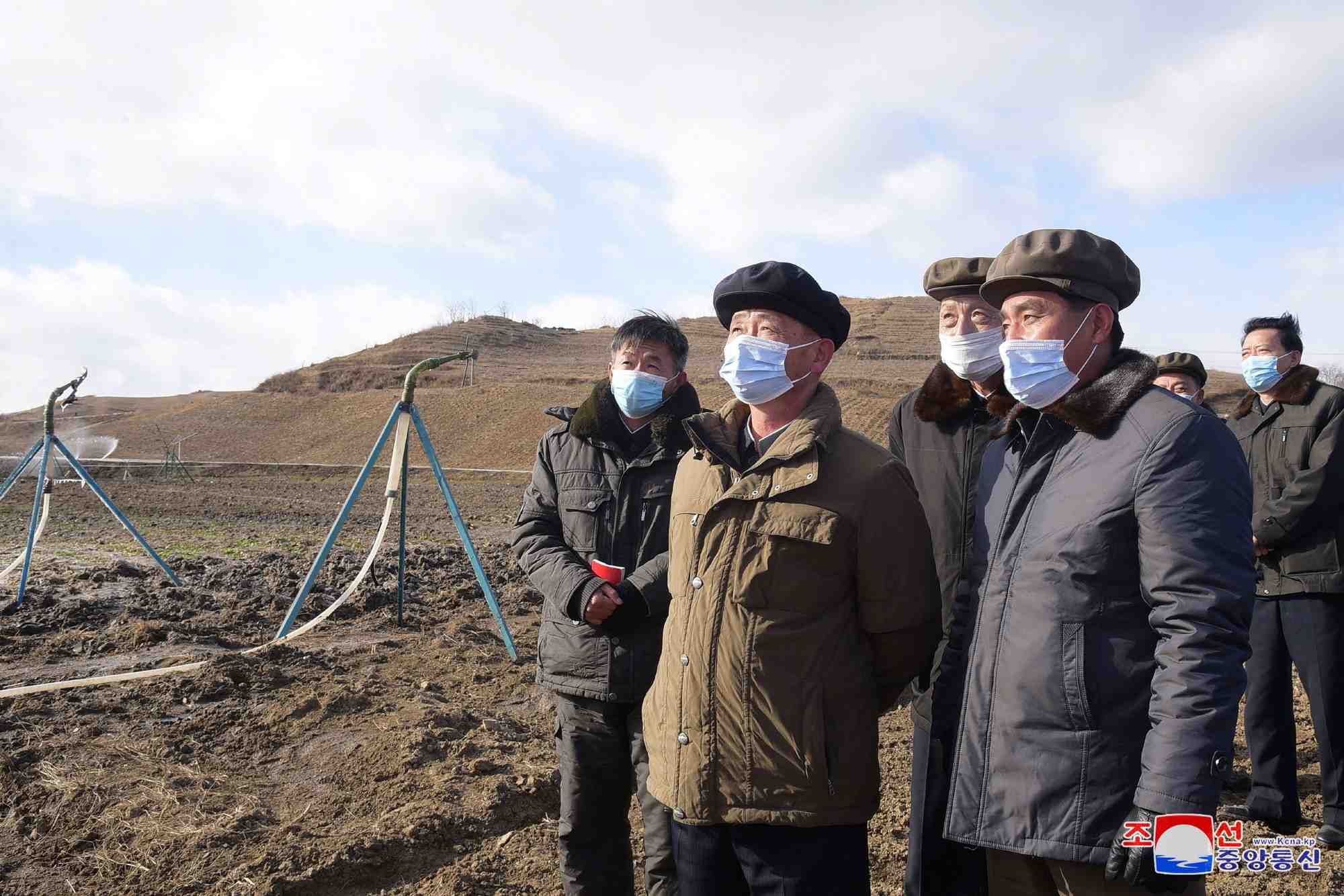 Le premier ministre nord-coreen kim tok hun inspecte des projets dans divers secteurs