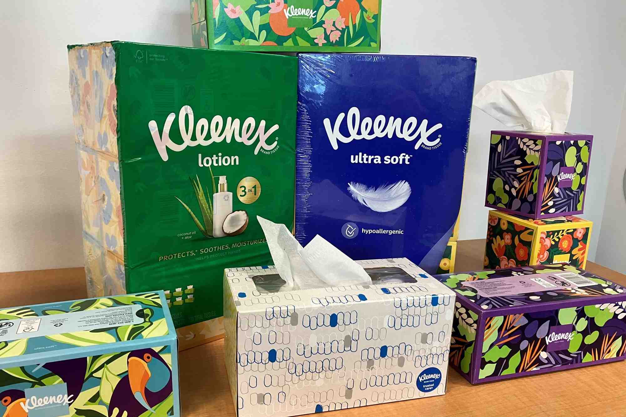 Les mouchoirs en papier iconiques ont d’abord été commercialisés aux États-Unis en 1924, avant de débarquer en France en 1960.
