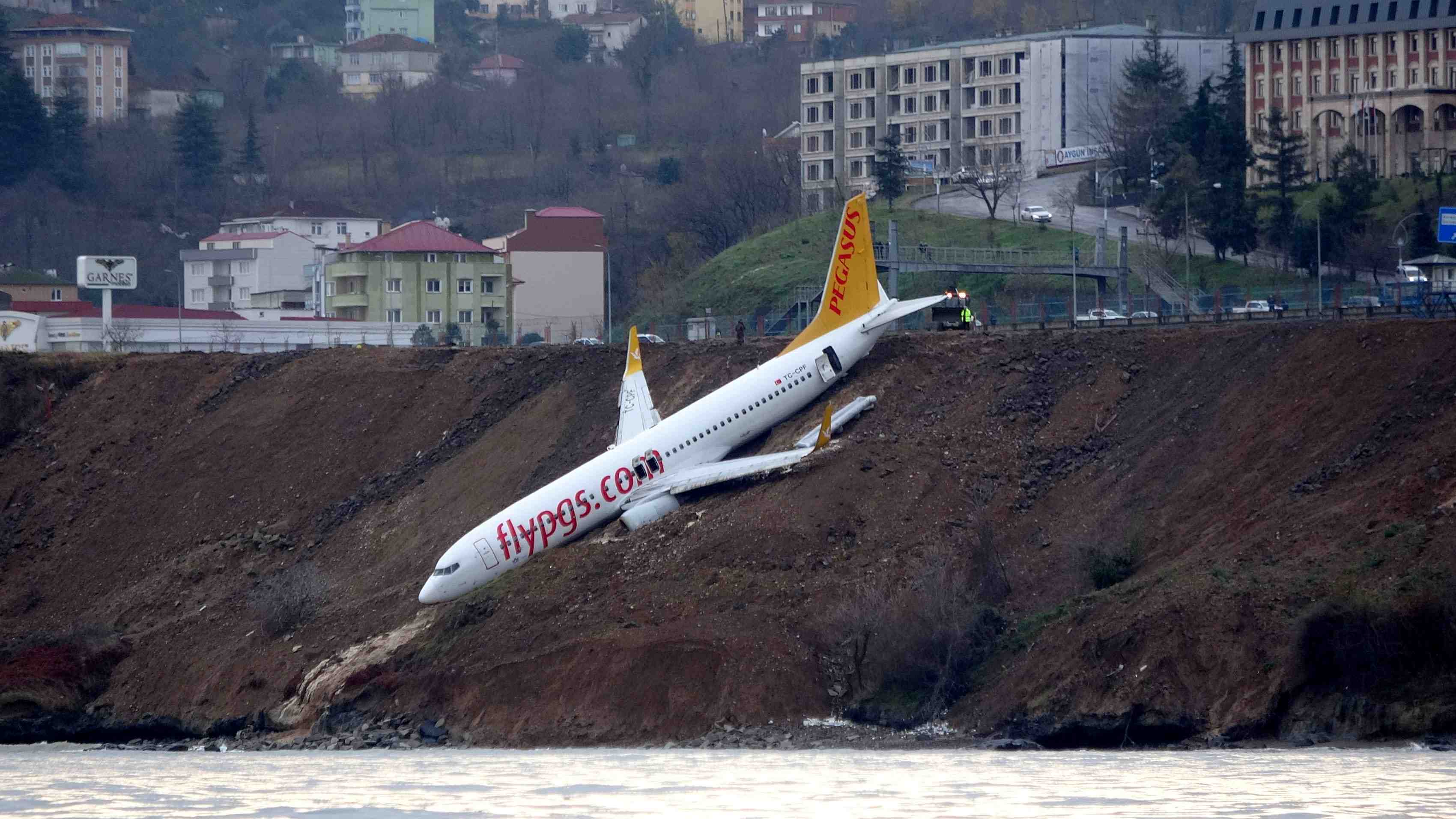 Un avion turc rate son atterrissage au bord de la mer noire