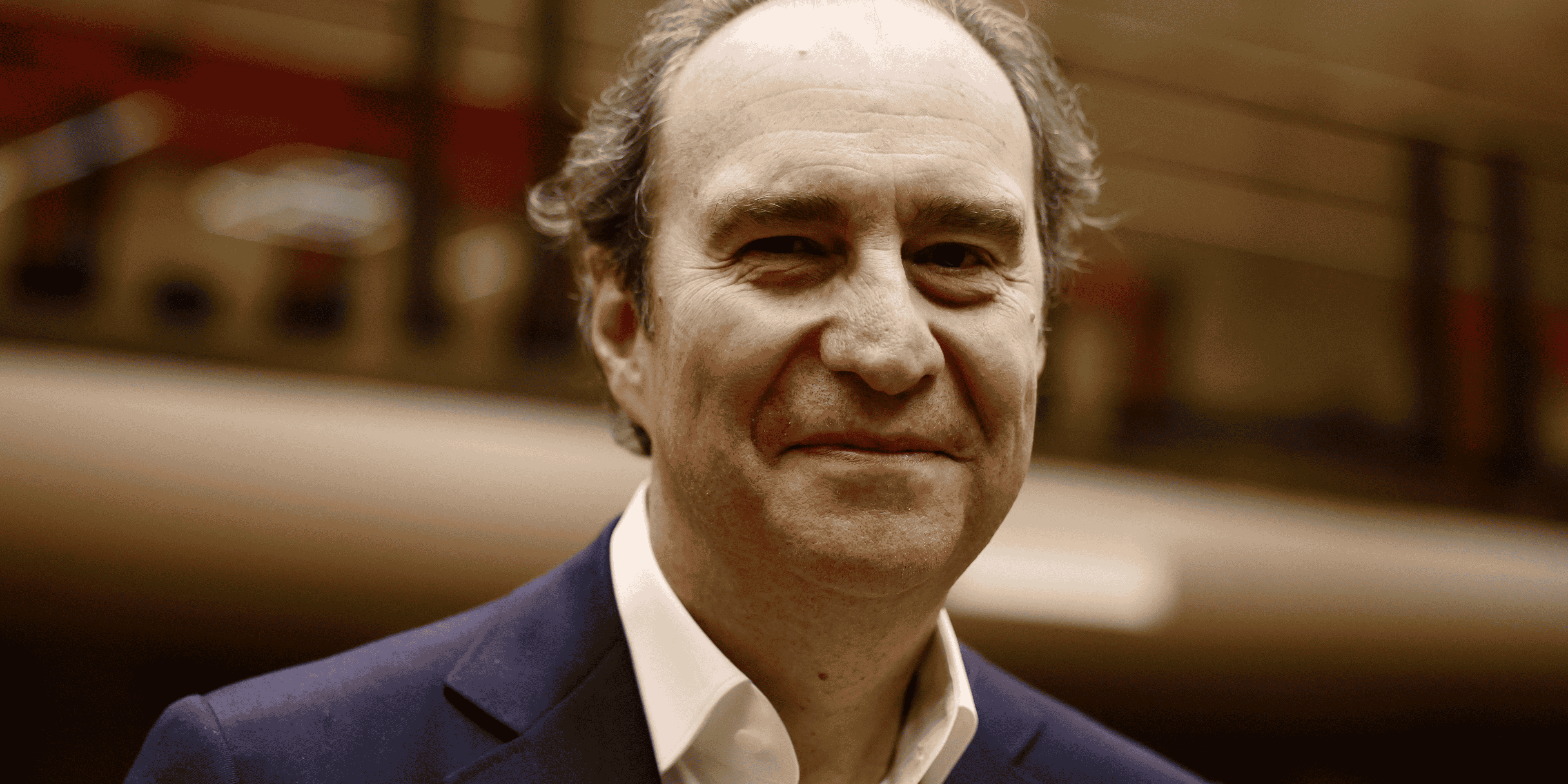 Xavier niel arrive pour une audience au senat francais a paris, france