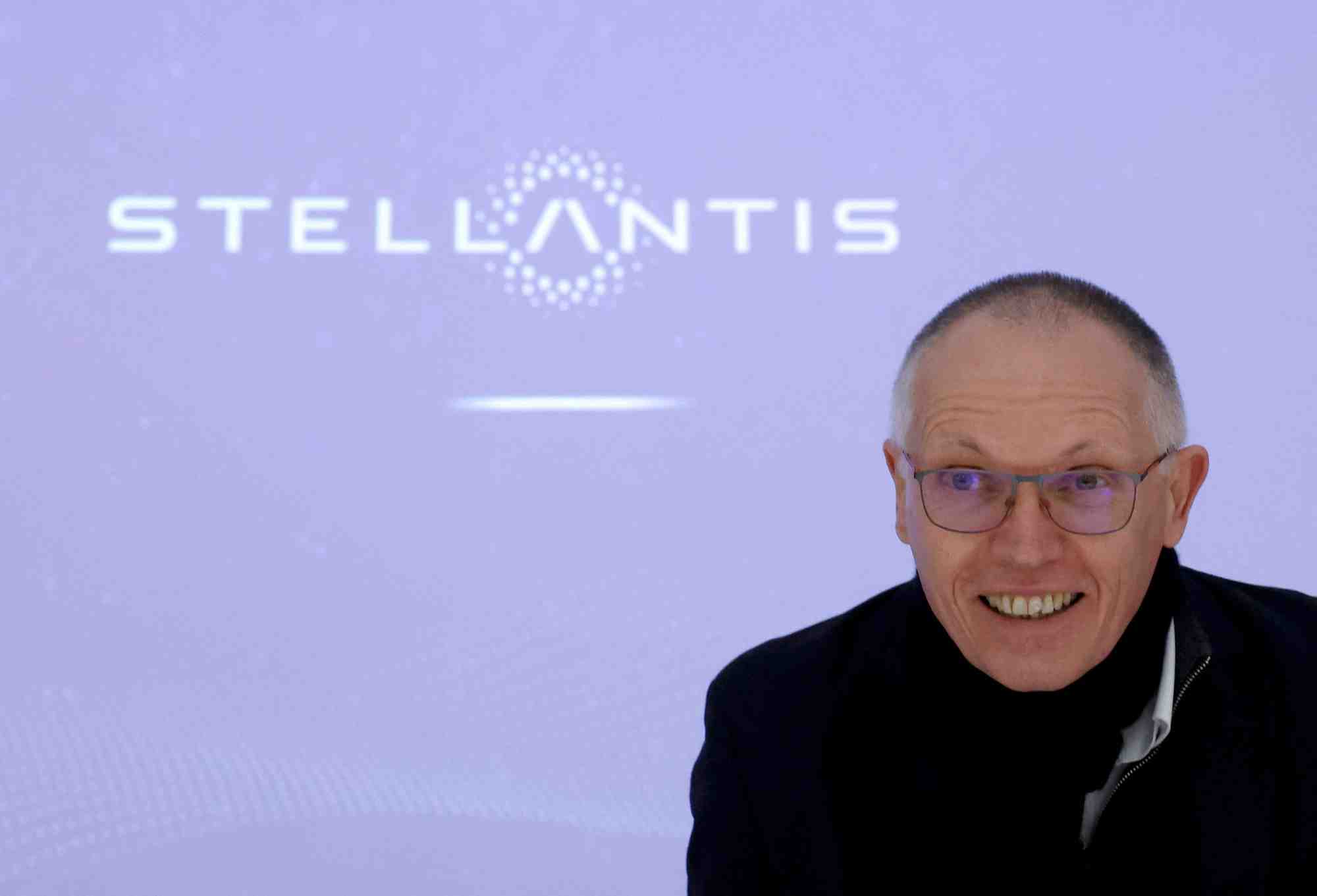 Le directeur general de stellantis carlos tavares