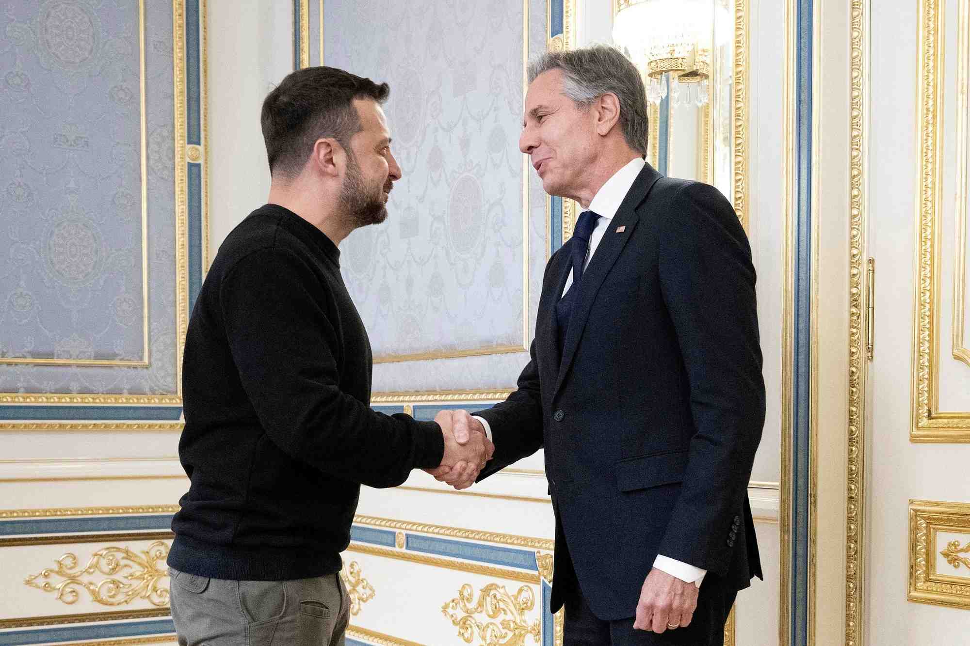 Le secretaire d'etat americain blinken salue le dirigeant ukrainien zelensky a kiev