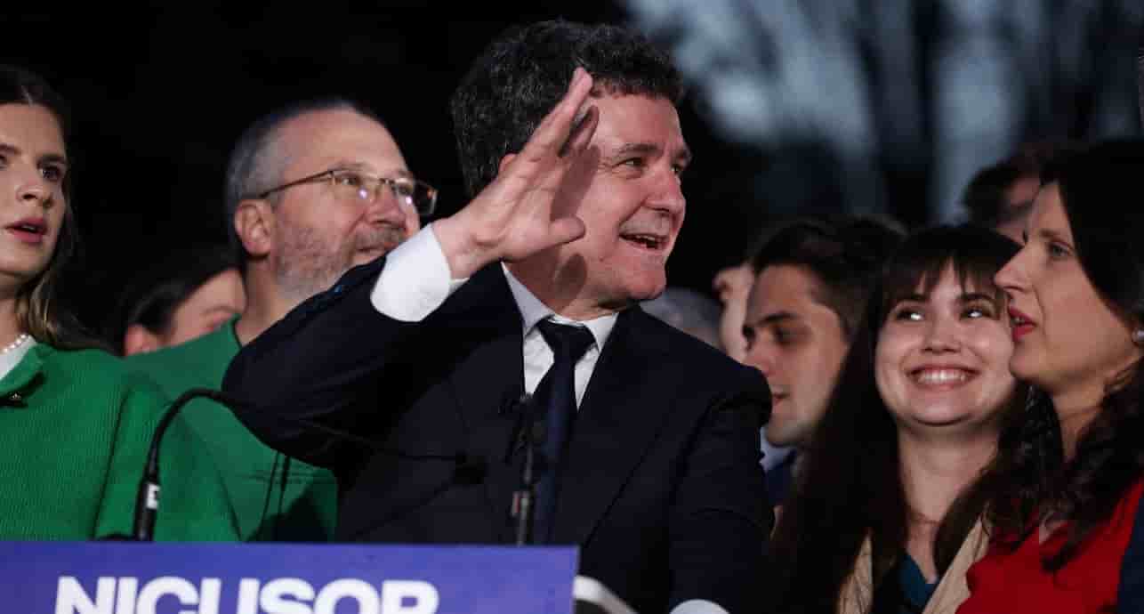 Le maire pro-européen de Bucarest Nicusor Dan sort en tête du second tour de l'élection présidentielle dimanche en Roumanie.