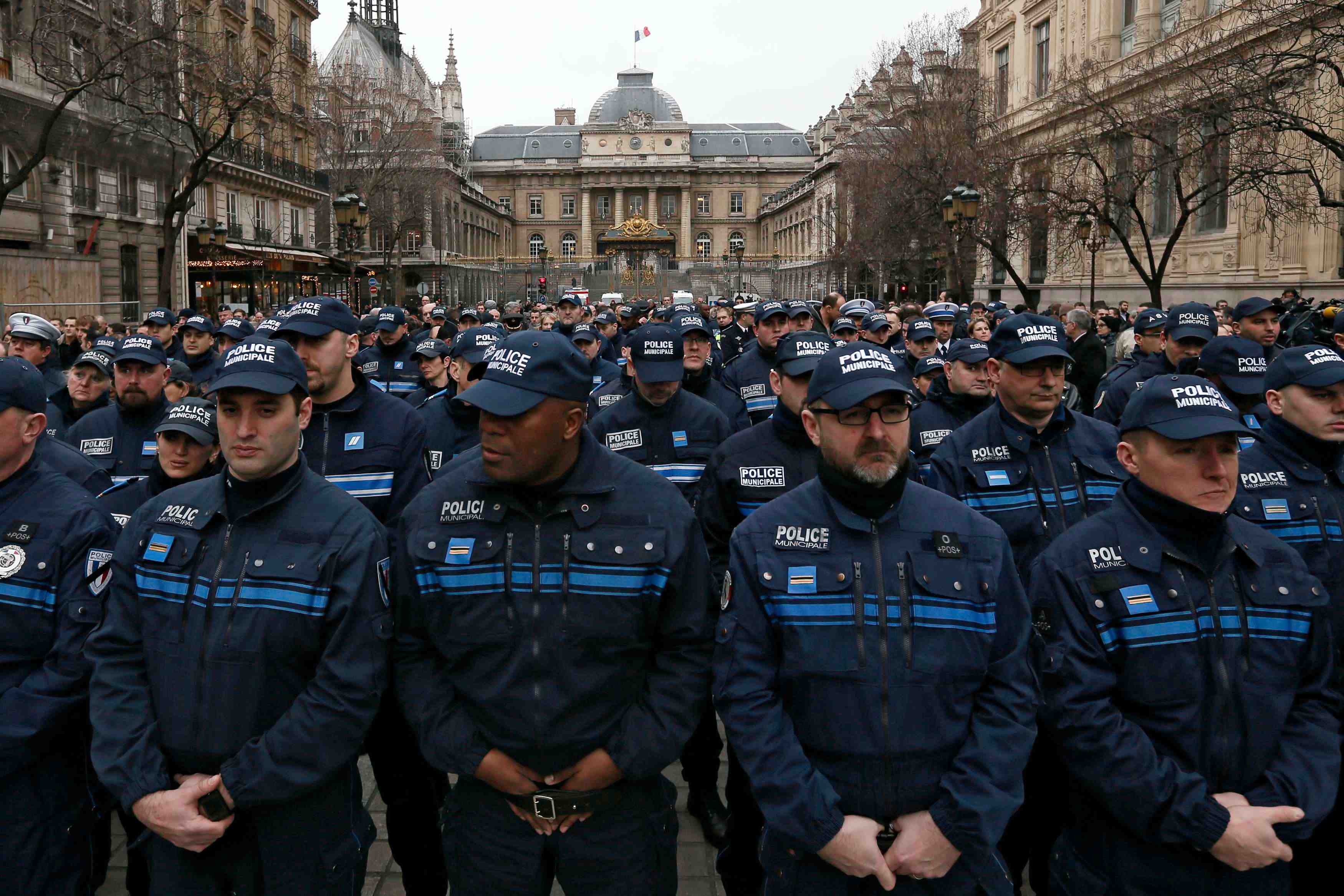 Hommage aux trois policiers tues dans les attentats