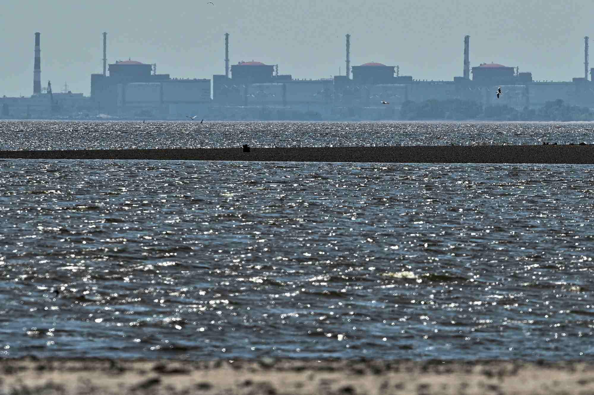 La centrale nucleaire de zaporizhzhia vue depuis la rive du reservoir de kakhovka