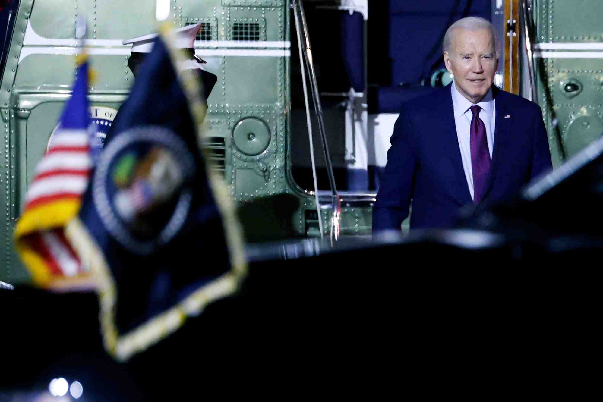 Le president americain joe biden debarquant de marine one a la base de la garde nationale aerienne du delaware