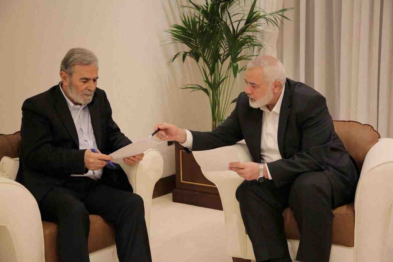 Le chef du hamas, ismail haniyeh, et le chef du jihad islamique, ziyad al nakhalah, discutent de la proposition de cessez-le-feu avant de repondre aux mediateurs qatari et egyptien a doha
