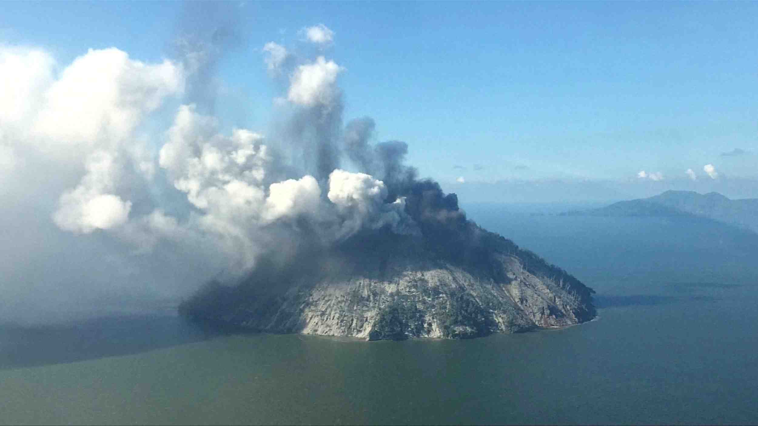 Eruption d'un volcan en papouasie-nouvelle-guinee