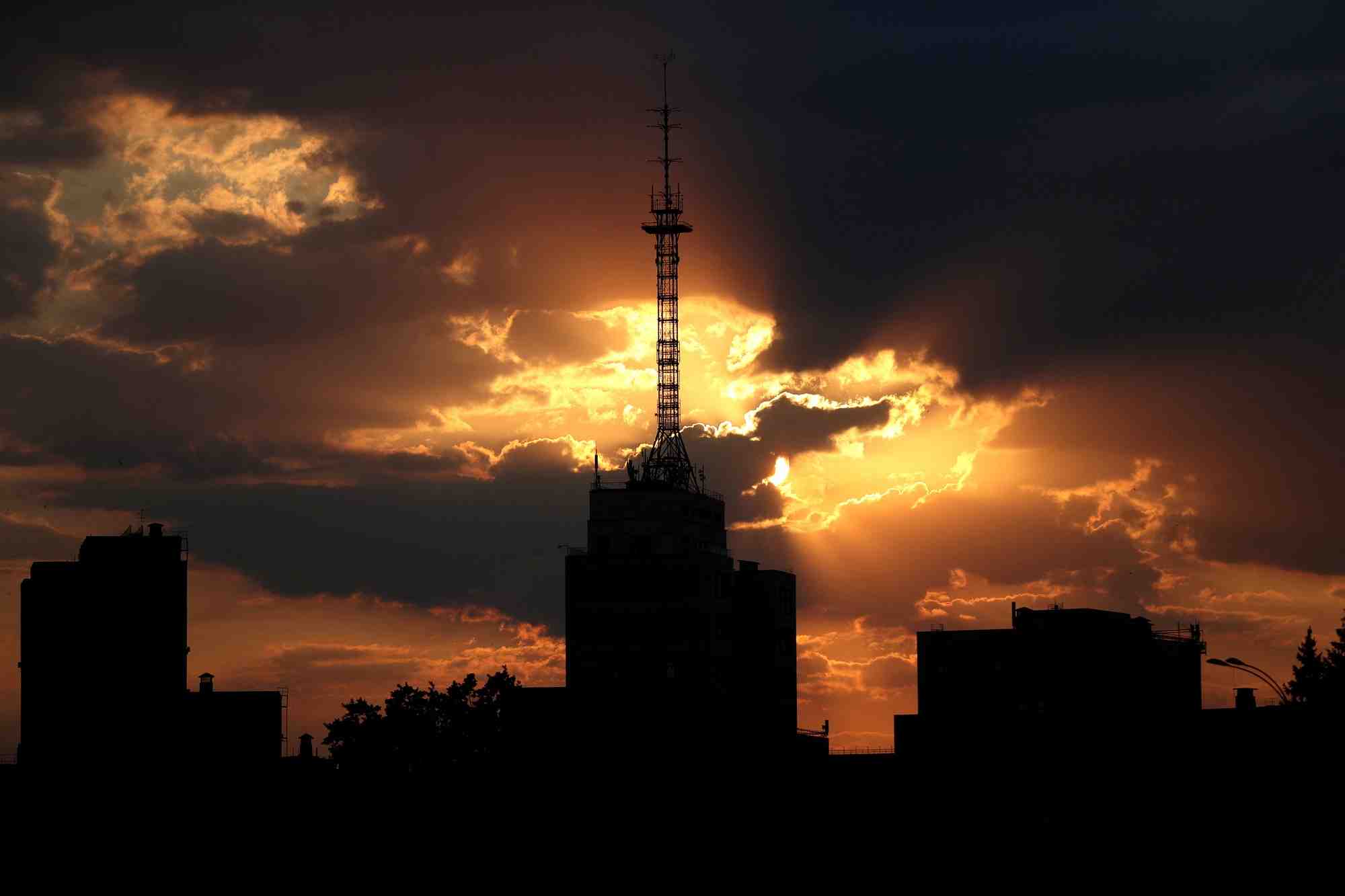 Ukraine: un site nucleaire touche mais radiations normales