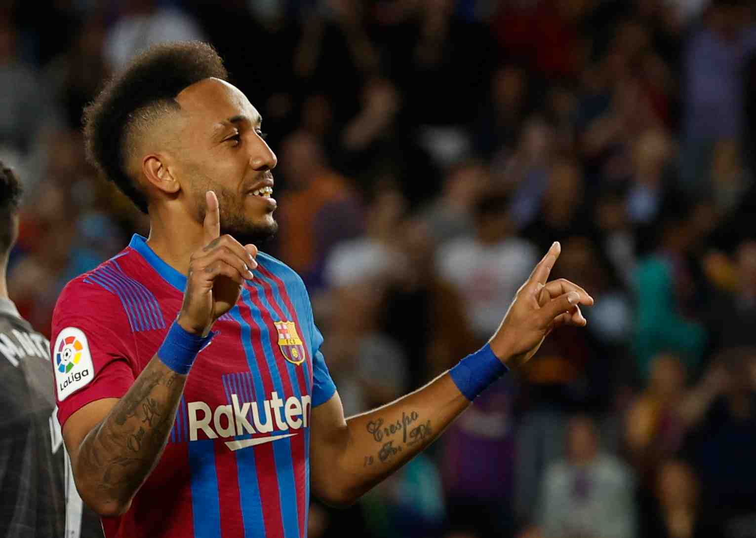Football: aubameyang agresse lors d'un vol a main armee a son domicile