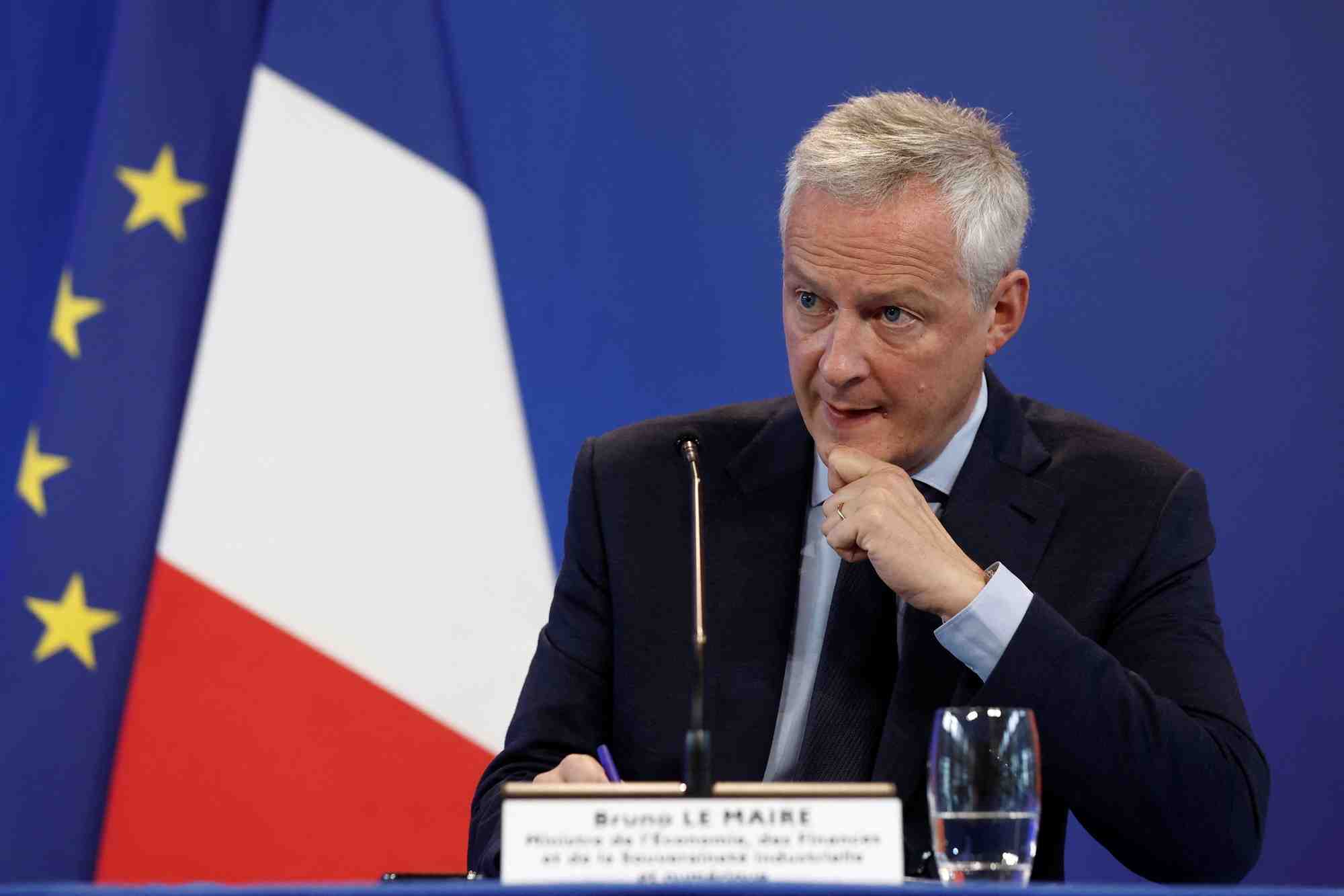 Le ministre francais de l'economie, des finances, de l'industrie et de la securite numerique bruno le maire assiste a une conference de presse au ministere des finances de bercy a paris
