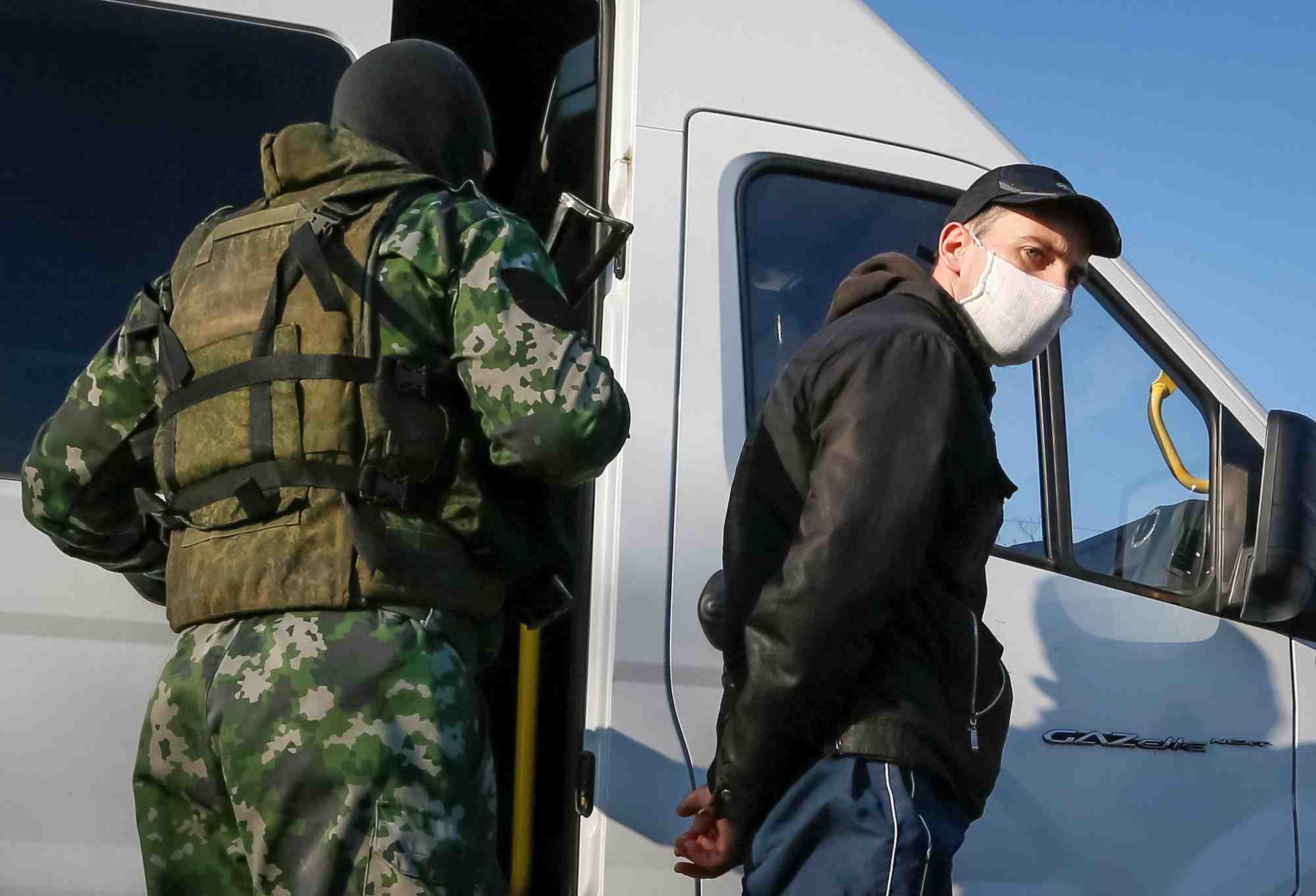 Un prisonnier de guerre ukrainien lors d'un echange de prisonniers entre l'ukraine et les republiques separatistes