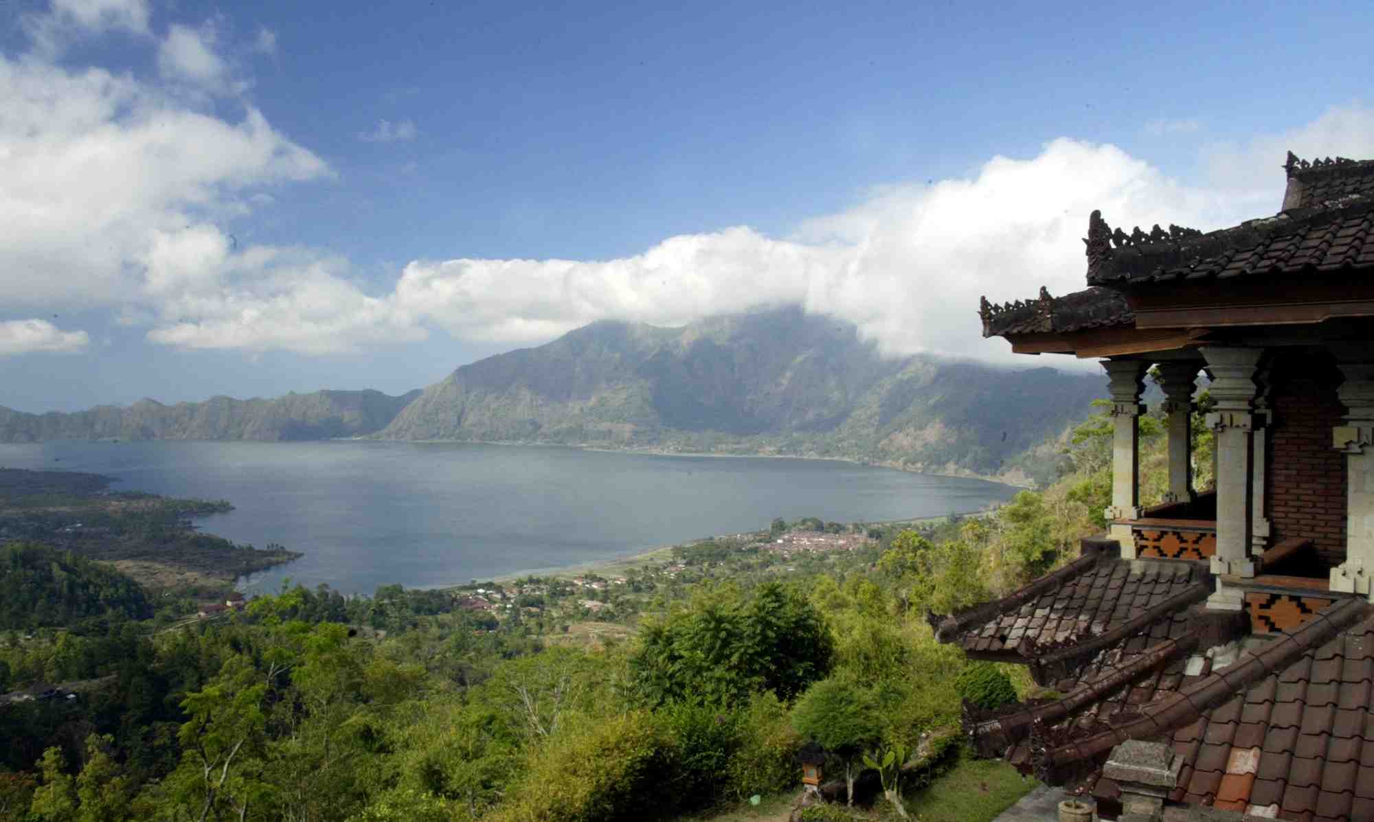 Photo d'archives: vue du lac batur dans les montagne de bali