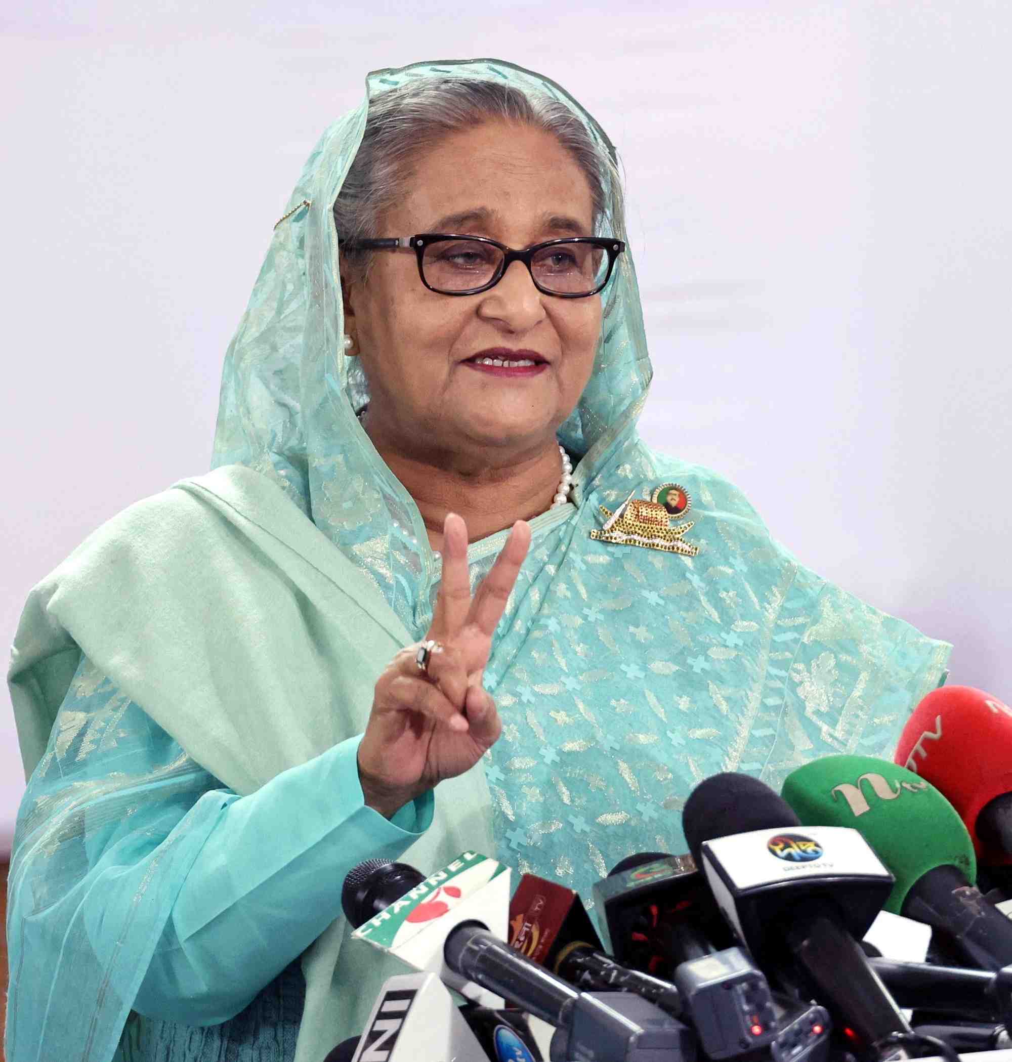 Sheikh hasina, premier ministre du bangladesh, s'adresse a la presse apres avoir vote aux elections a dhaka, au bangladesh