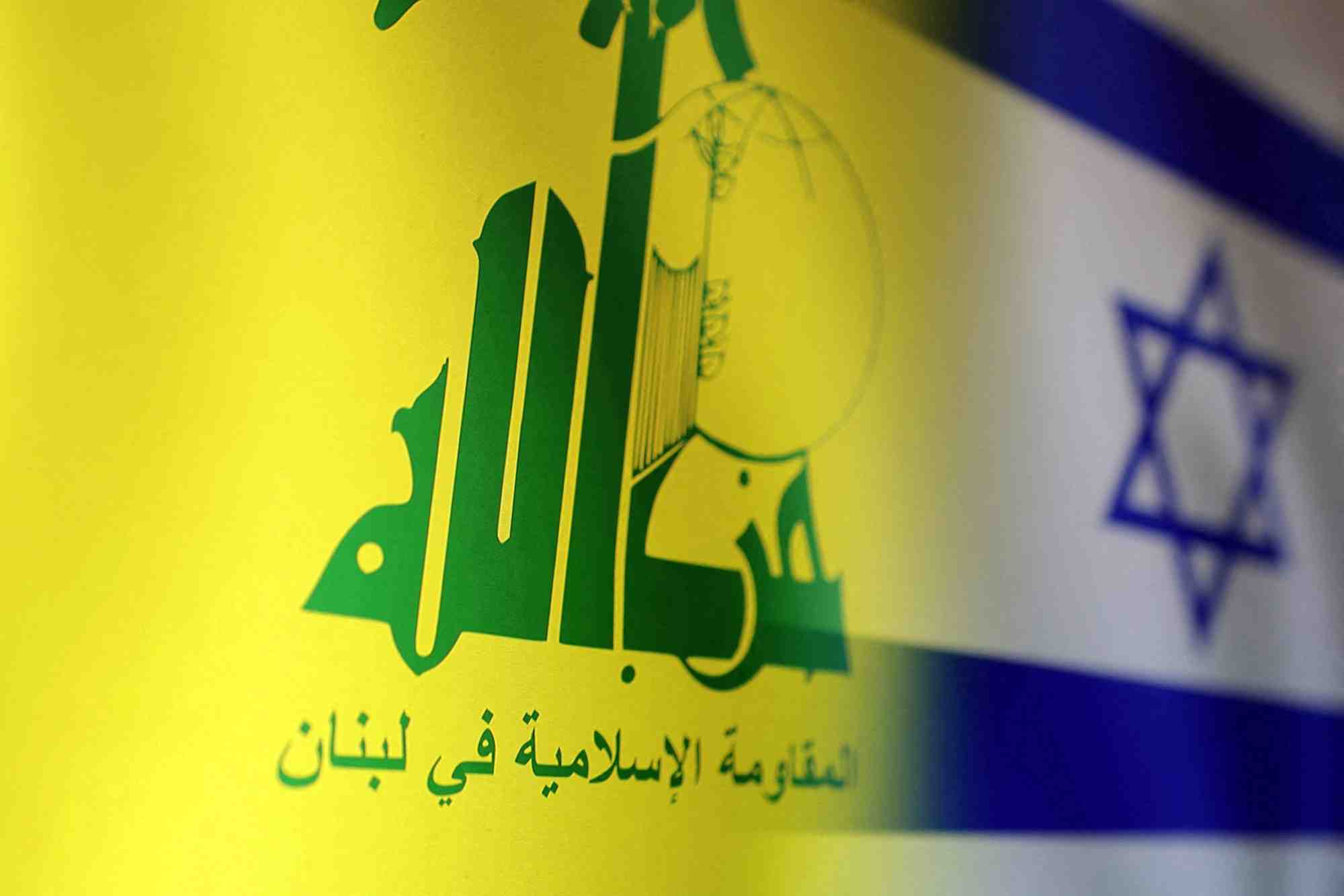 Illustration montrant les drapeaux du hezbollah et d'israel