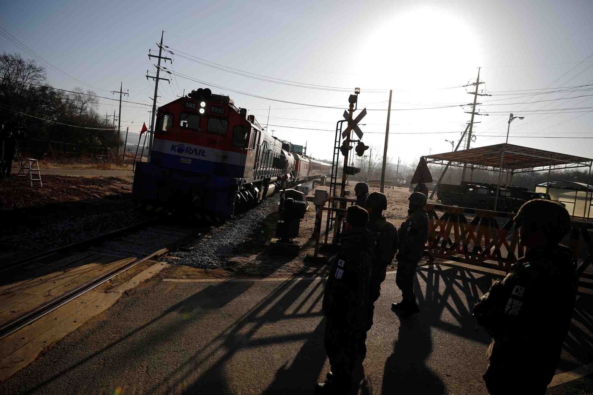 Un train sud-coreen roule sur les rails menant a la coree du nord