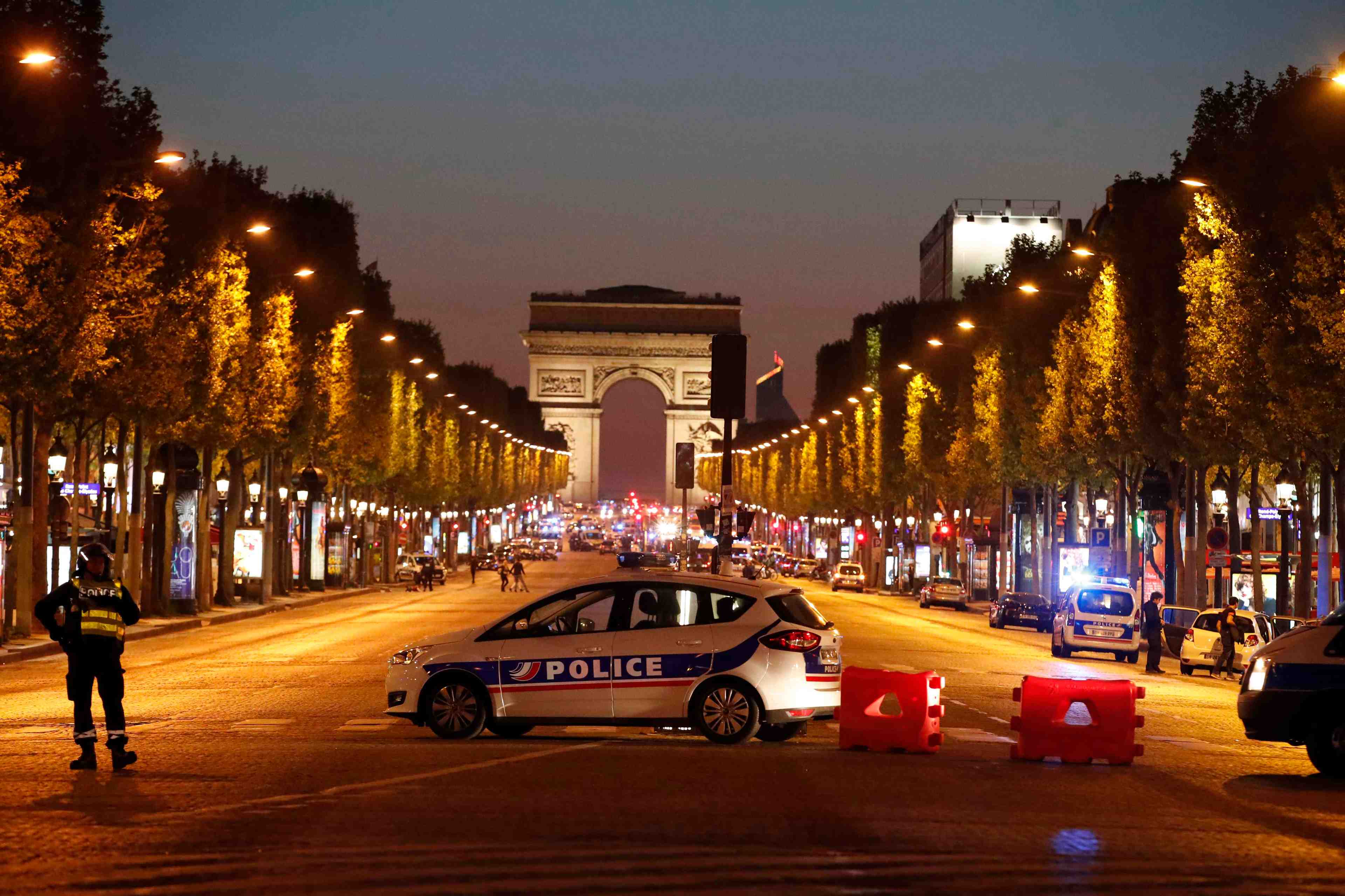 Champs-elysees: l'assaillant vise par une enquete antiterroriste