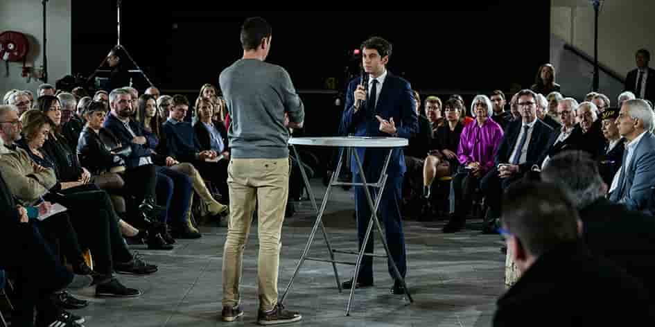 Hier, le président du Rassemblement national, Jordan Bardella (à gauche) en visite à Queyrac (Gironde) et le Premier ministre, Gabriel Attal (à droite) interpellé par un agriculteur à Saint-Laurent-d’Agny (Rhône).