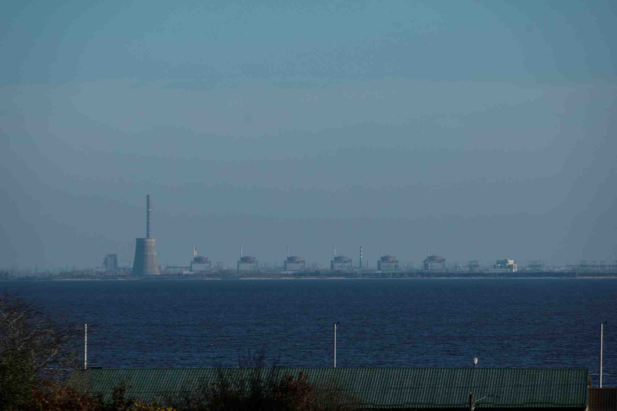Vue sur la centrale nucleaire de zaporizhzhia de la ville de nikopol