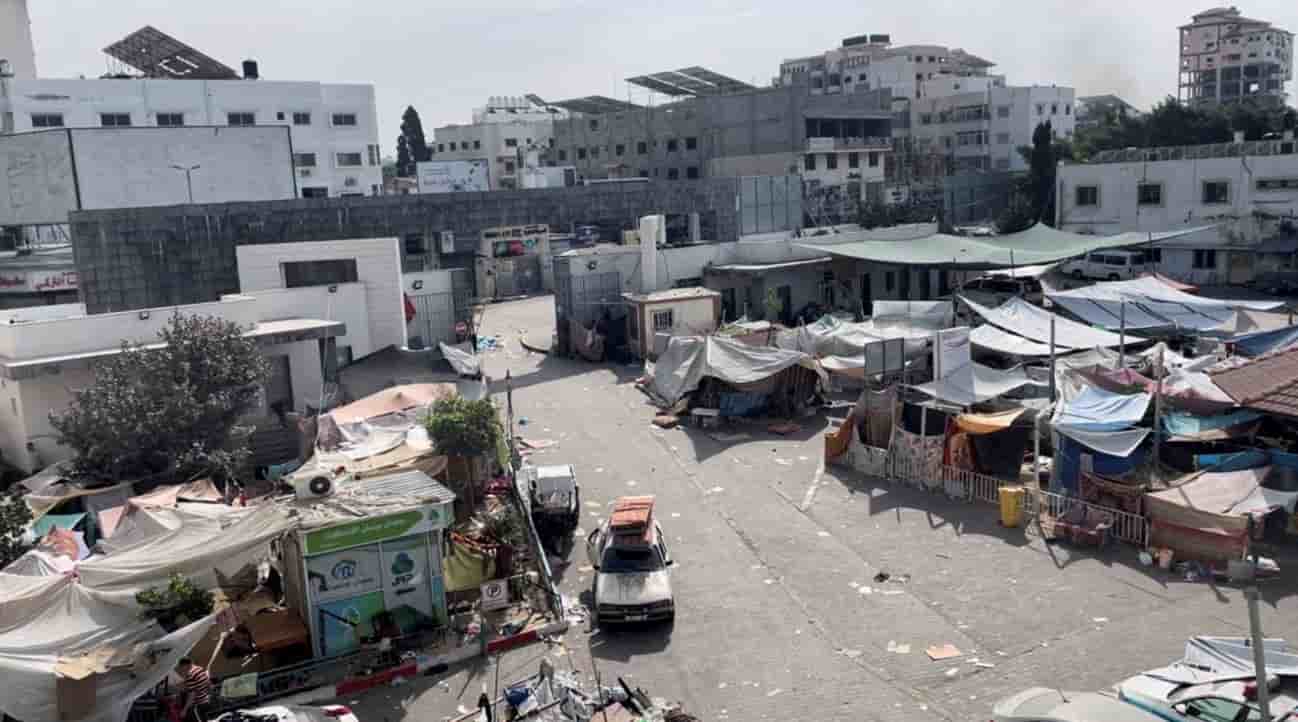 Des tentes et des abris utilises par des palestiniens deplaces dans la cour de l'hopital al shifa, dans la ville de gaza