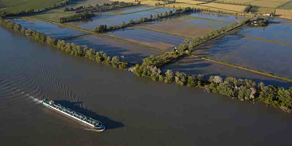 Péniche sur le Rhône en crue.