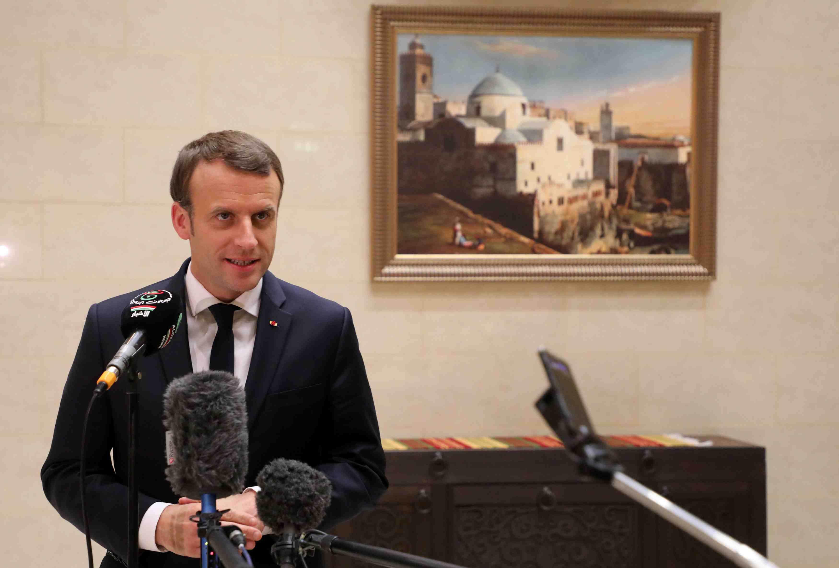 Pres de 12 milliards d'euros de contrats signes avec le qatar, dit macron