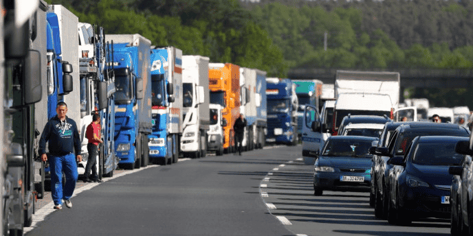 Les organisations du transport routier de France, d'Allemagne et des pays nordiques (Danemark, Norvège et Suède) se félicitent de l'adoption, tout comme la Confédération européenne des syndicats (ETUC) pour qui la réforme "empêchera les entreprises de forcer les chauffeurs à passer plusieurs mois d'affilée loin de chez eux (...) et de les priver d'un salaire décent et de cotisations sociales".