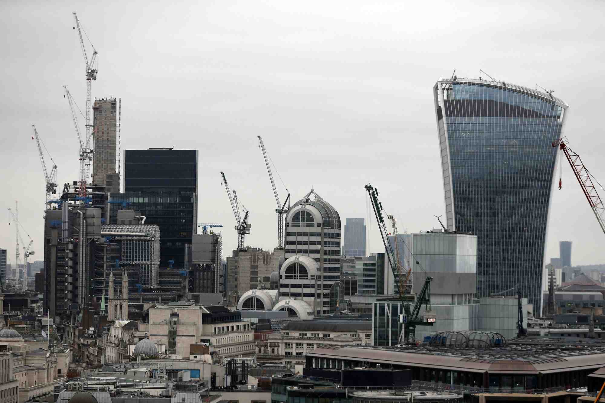 Une vue de l'horizon londonien montre le quartier financier de la city de londres, vu de la cathedrale saint-paul a londres