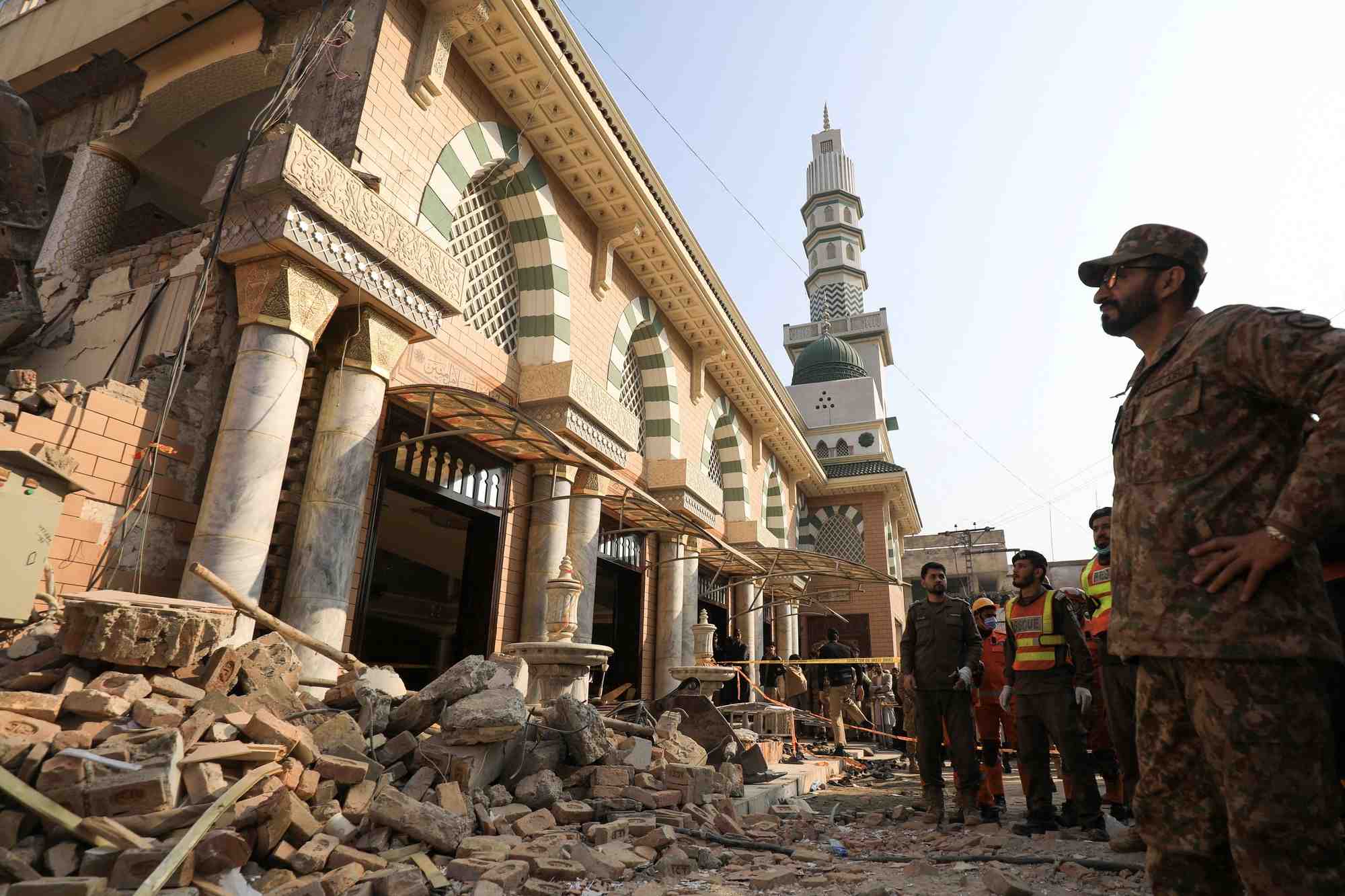 Attaque suicide dans une mosquee a peshawar