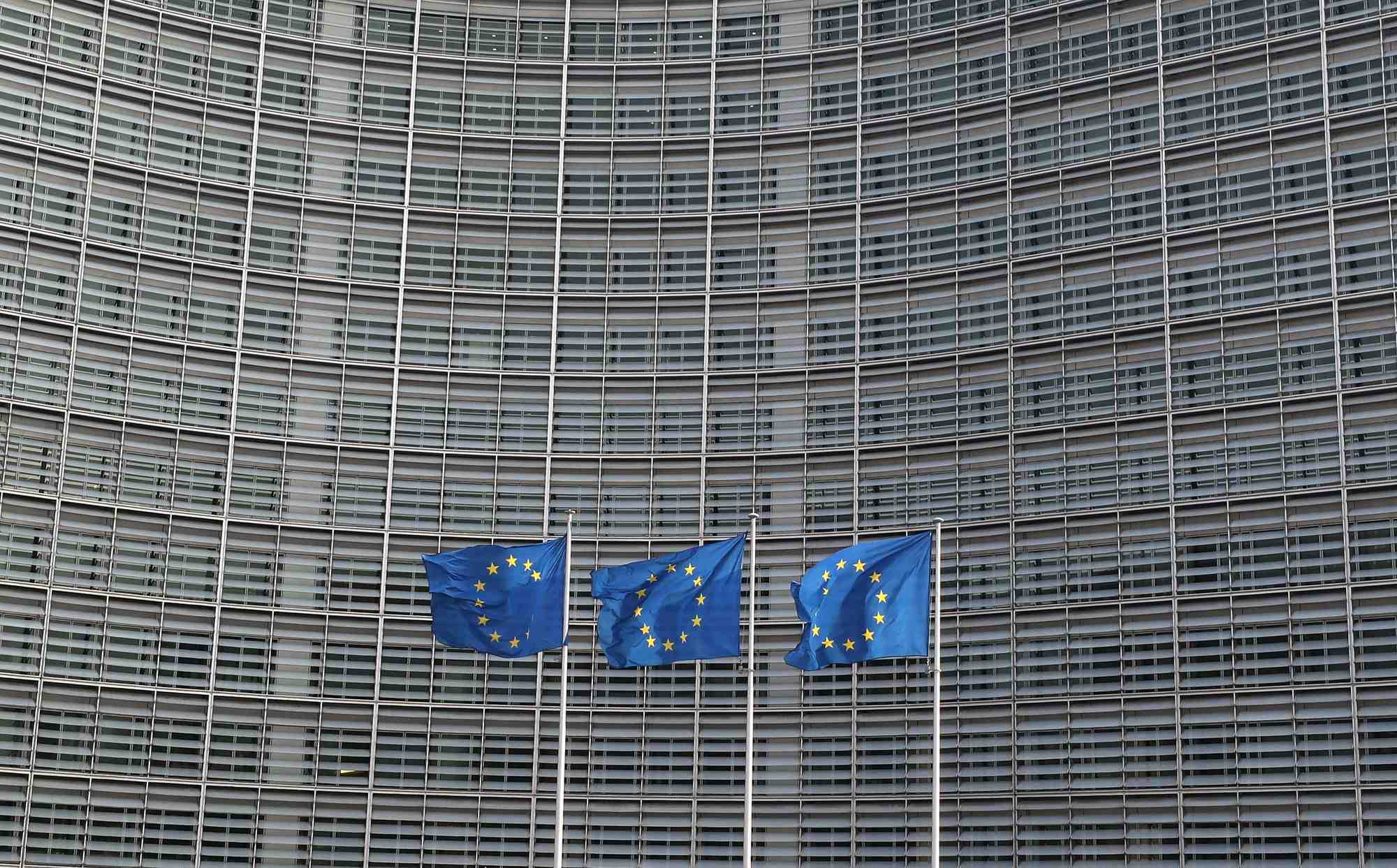 Les drapeaux de l'union europeenne flottent devant le siege de la commission europeenne a bruxelles