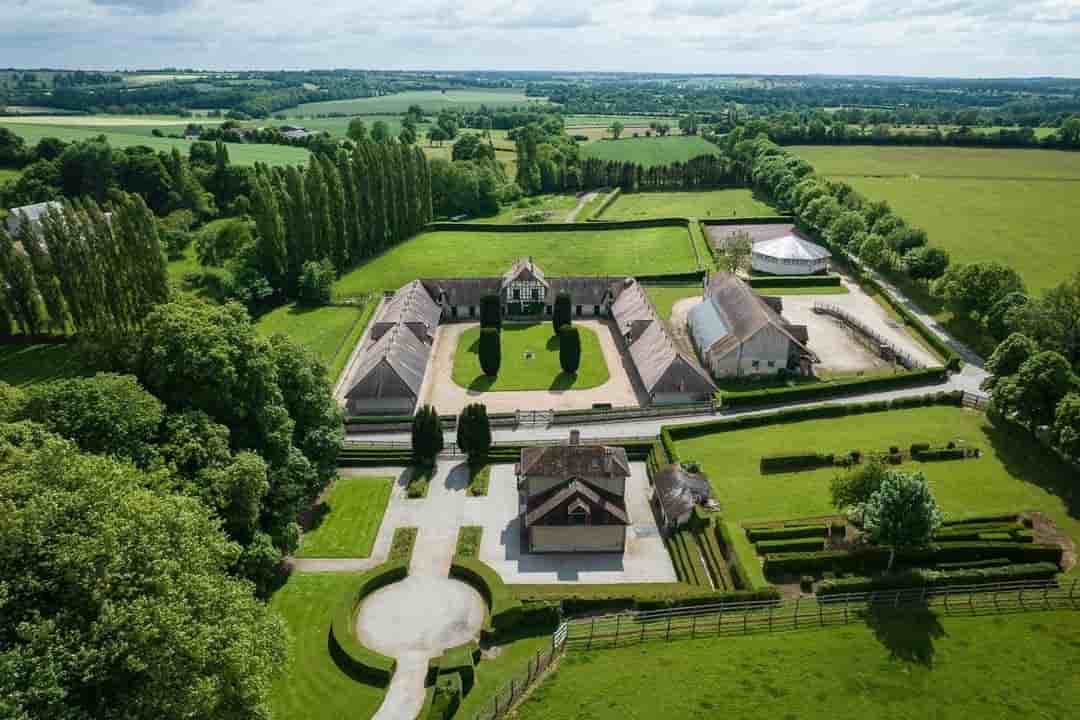 Le haras de Fresnay-le-Buffard était, depuis 1979, la propriété de la famille du milliardaire grec Stavros Niarchos.