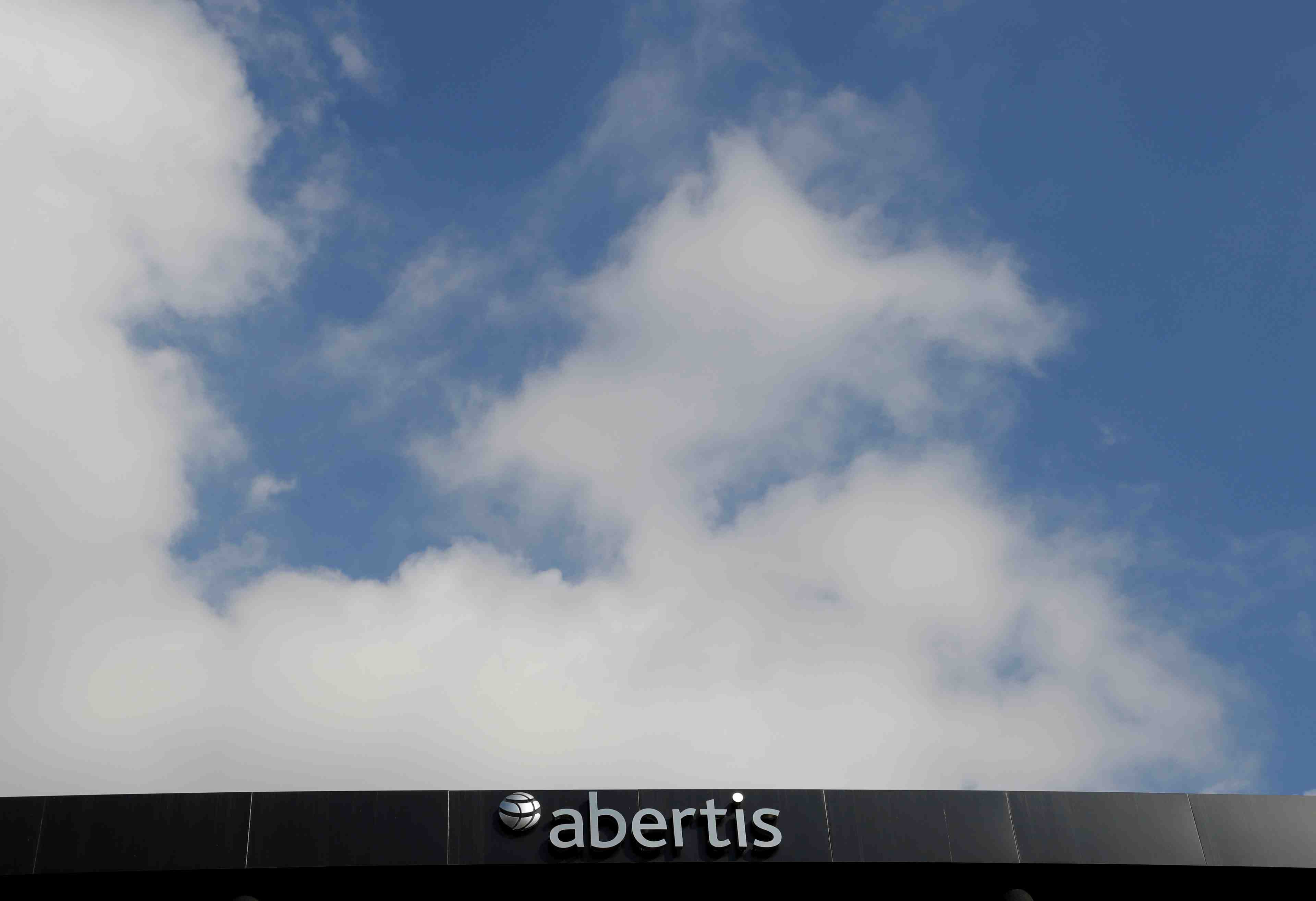 Atlantia pret a relever son offre sur abertis pour contrer acs, selon des sources