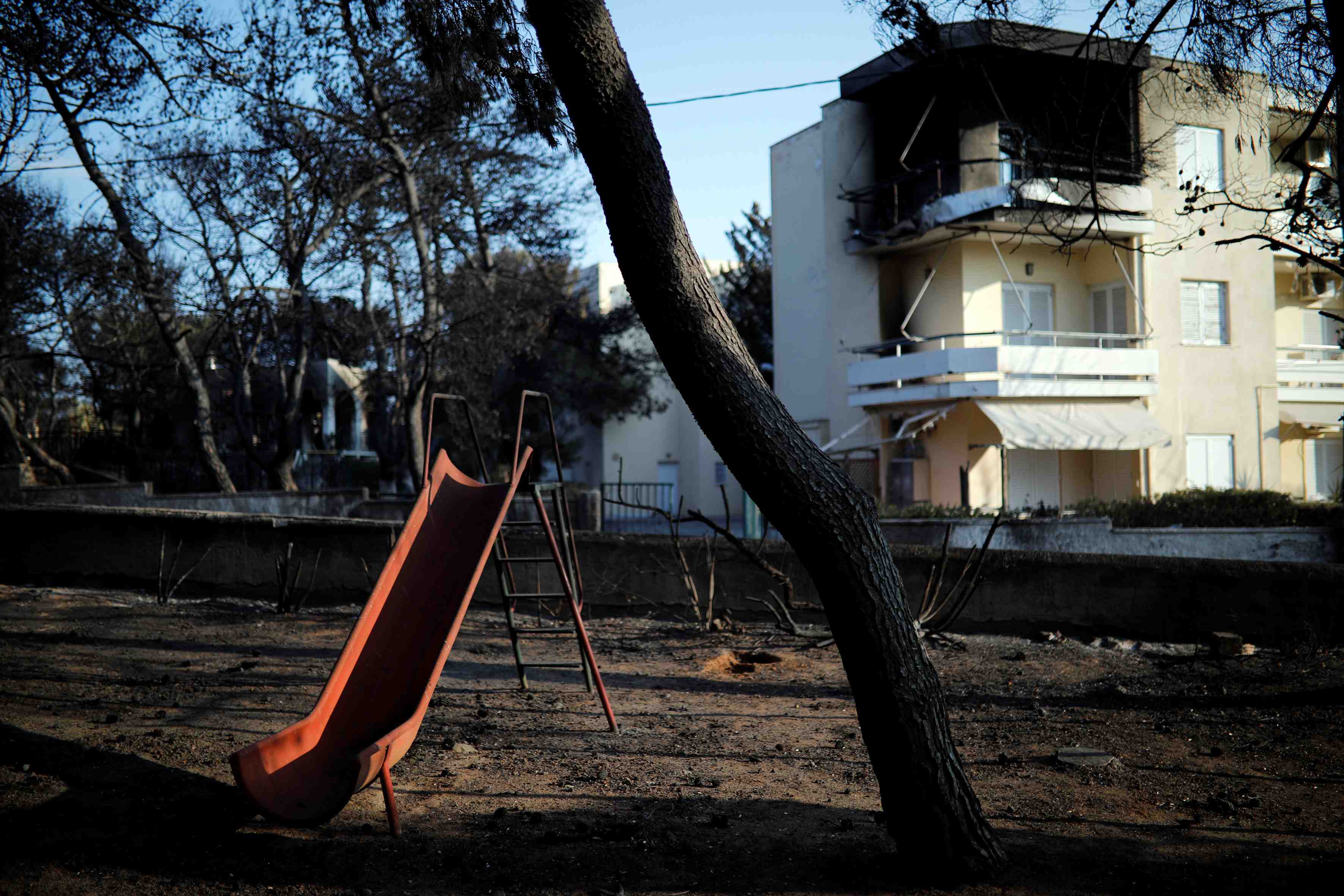 Incendies en grece: les recherches se poursuivent, 81 morts