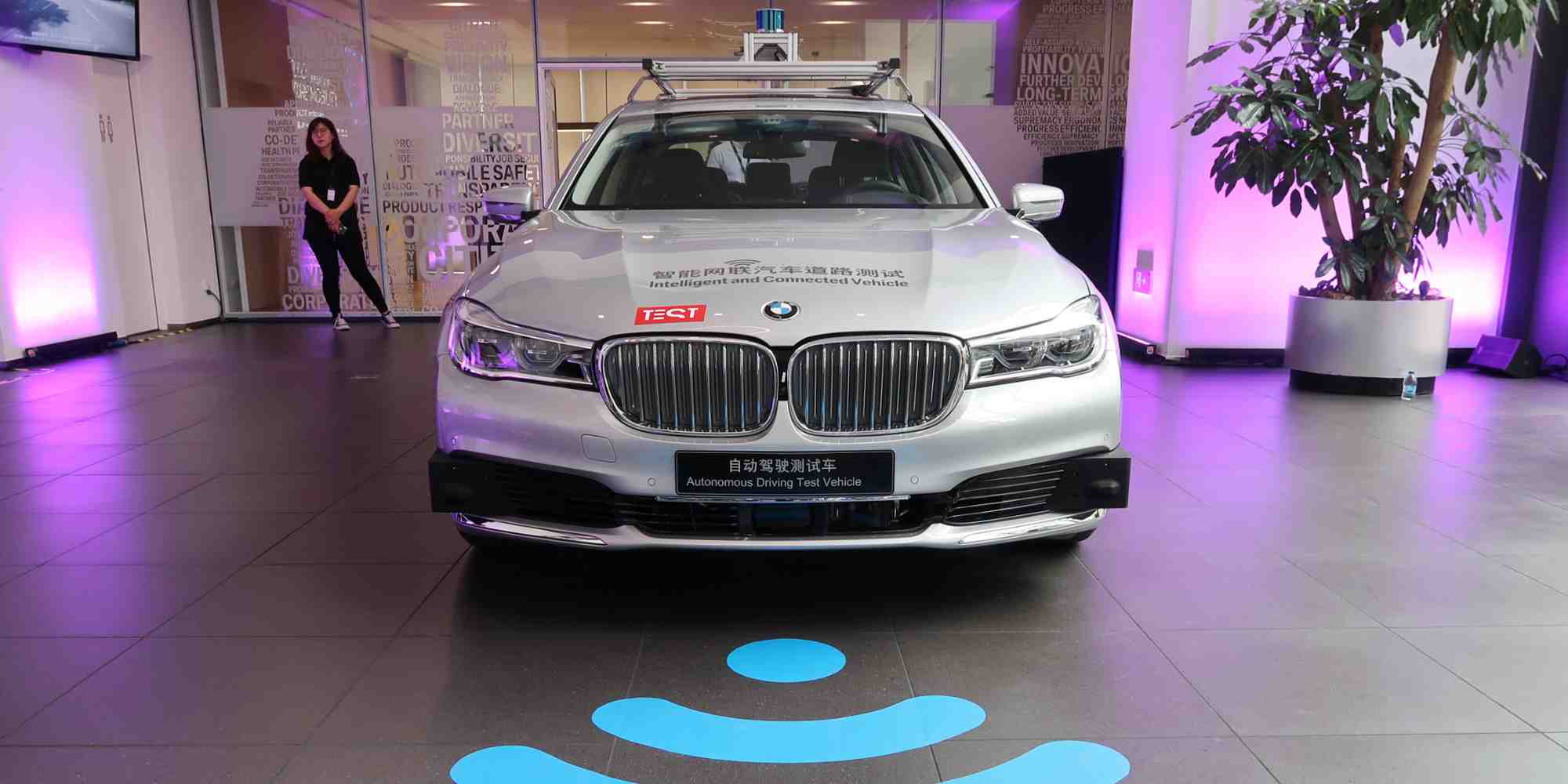 Véhicule autonome BMW en version d'essai exposé lors de l'annonce, le 19 juillet 2019, du partenariat entre le constructeur allemand et le chinois Tencent Holdings pour la création d'un centre de calcul pour les véhicules autonomes, à Pékin.