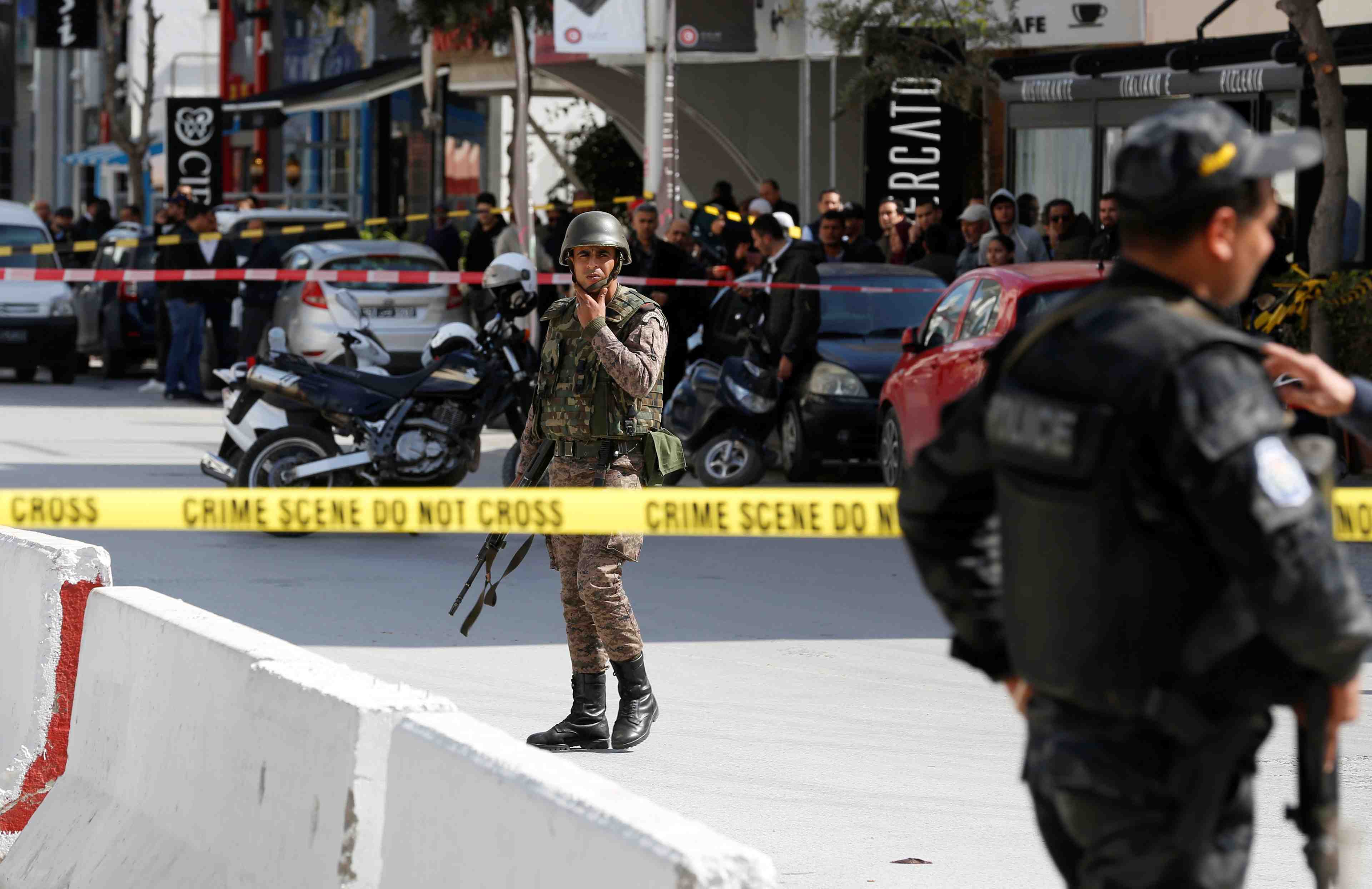 Attentat pres de l'ambassade des usa a tunis, cinq blesses