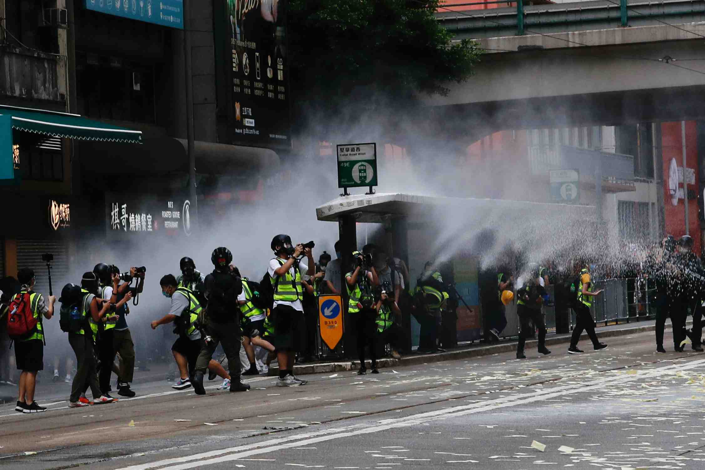 Des manifestants disperses au canon a eau a hong kong