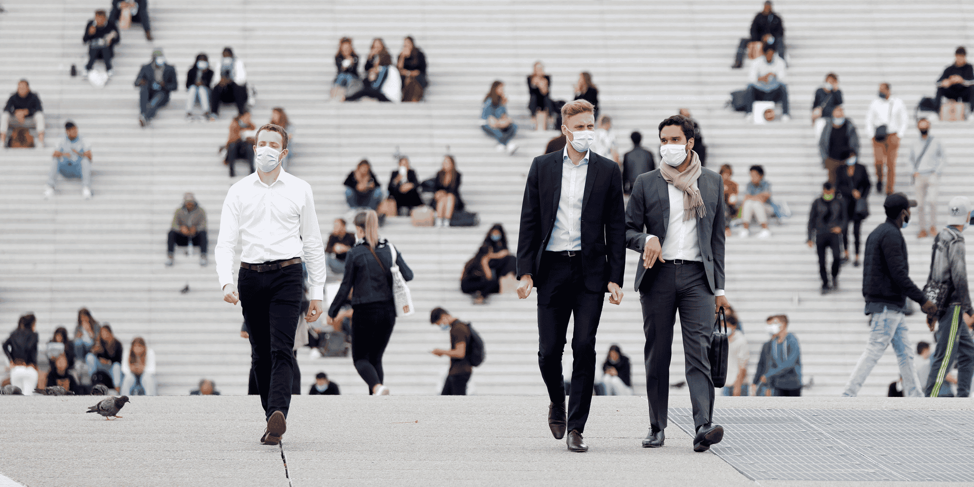 Coronavirus : des gens portant un masque marchent dans le quartier financier de La Défense à Nanterre, le 1er septembre 2020