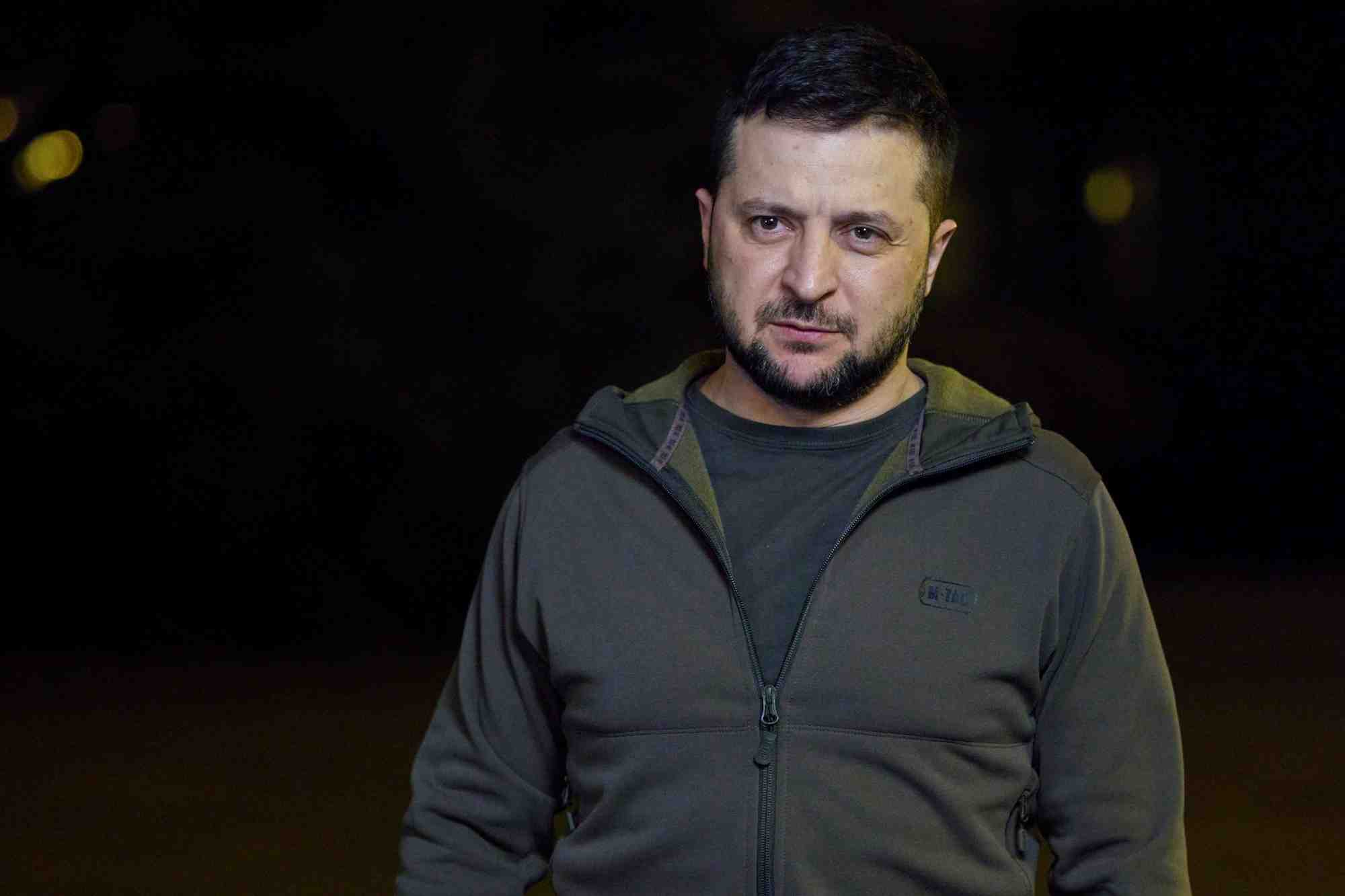 Zelensky accuse la russie d'utiliser des bombes au phosphore