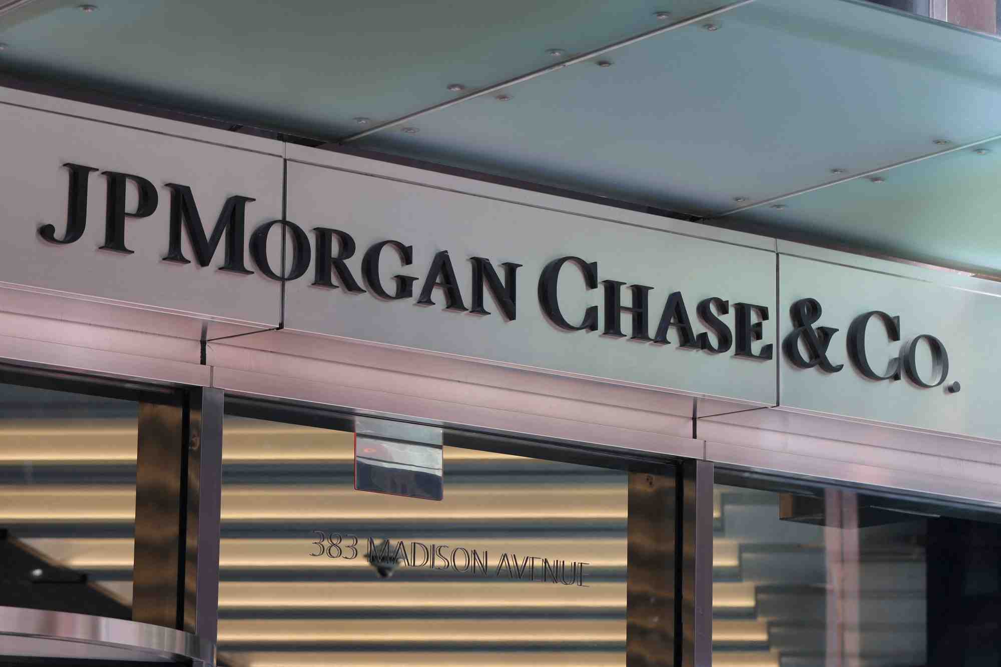 Photo du logo de jpmorgan chase & co. visible a son siege social a new york