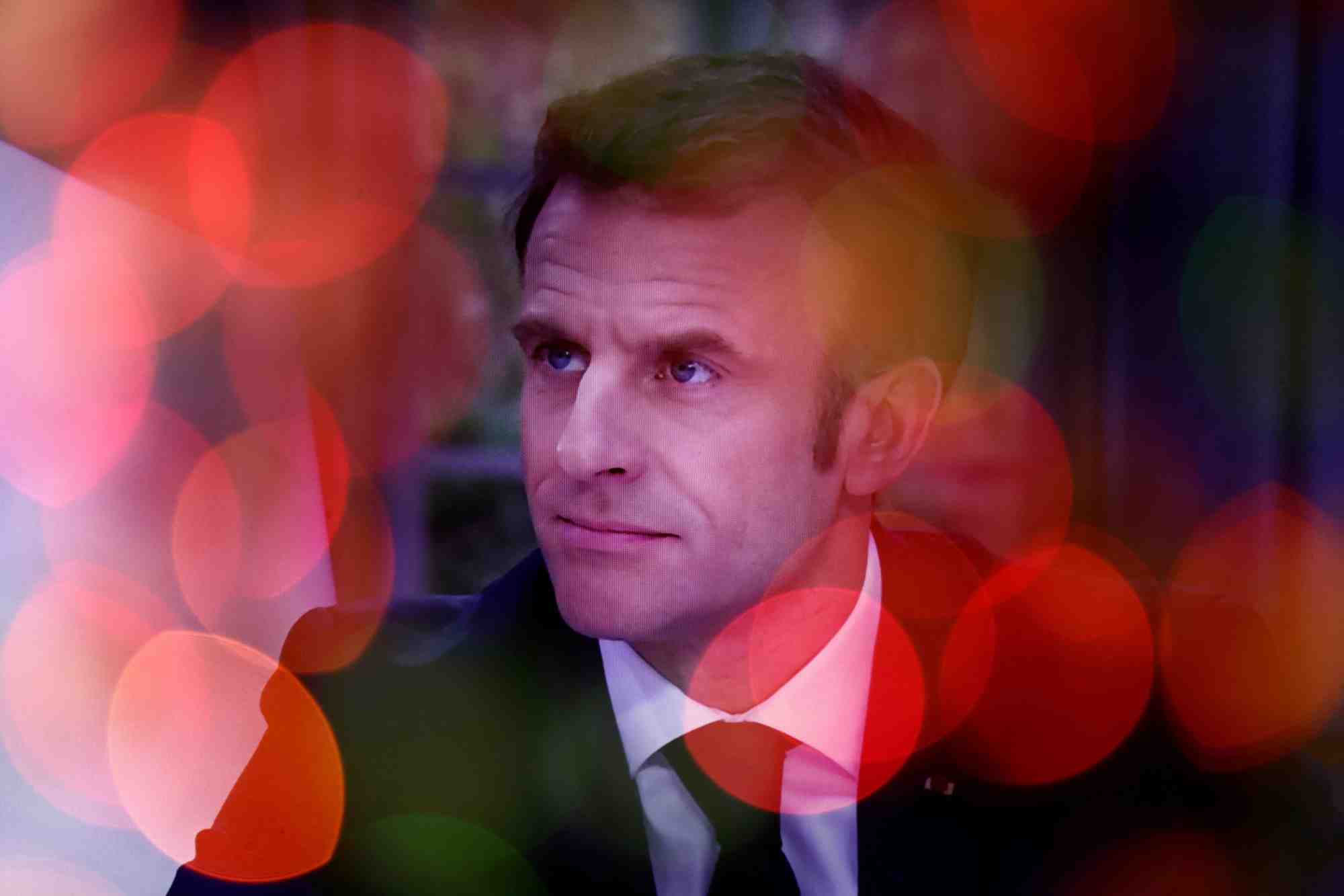 Le president macron donne une interview televisee apres que le gouvernement a survecu au vote de defiance